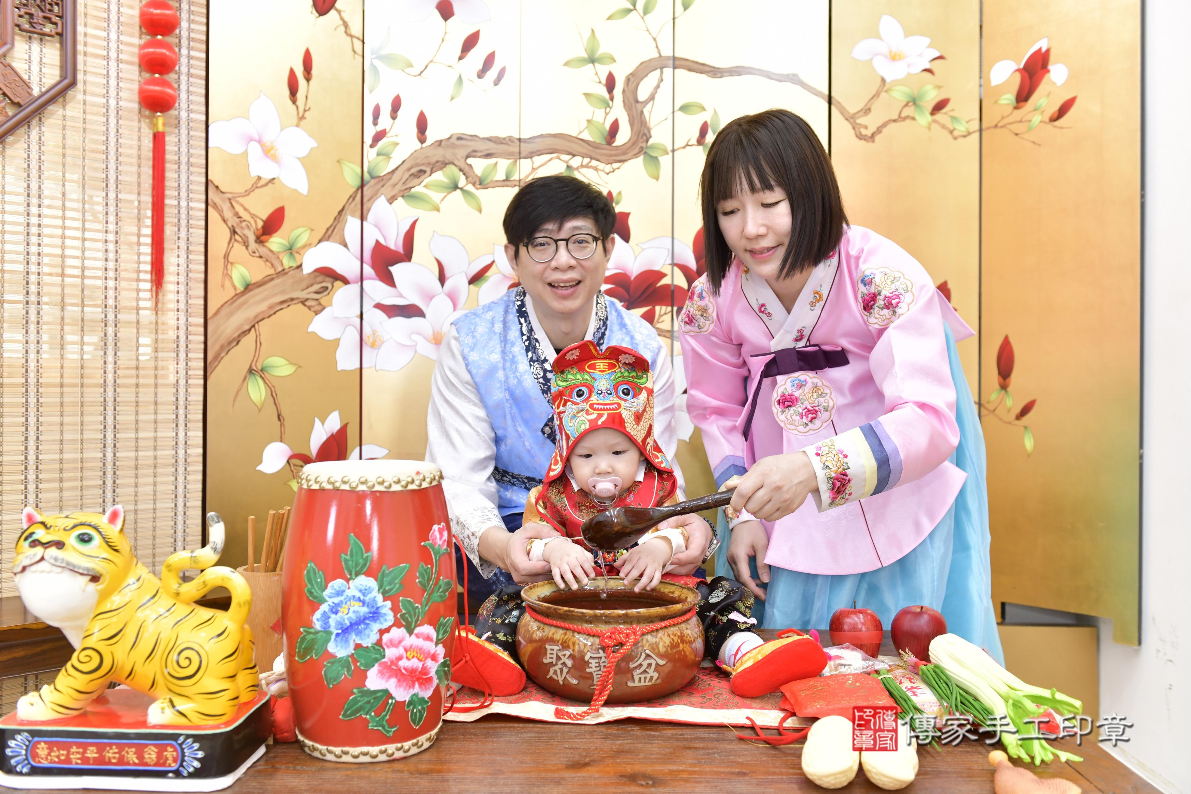 傳家手工印章新竹店、抓周、度脺、中國風會場、傳家嬰兒古禮、吉祥話、抓周道具物品24種、拍照。抓周證書。寶寶抓周、滿周歲、生日快樂、祝福