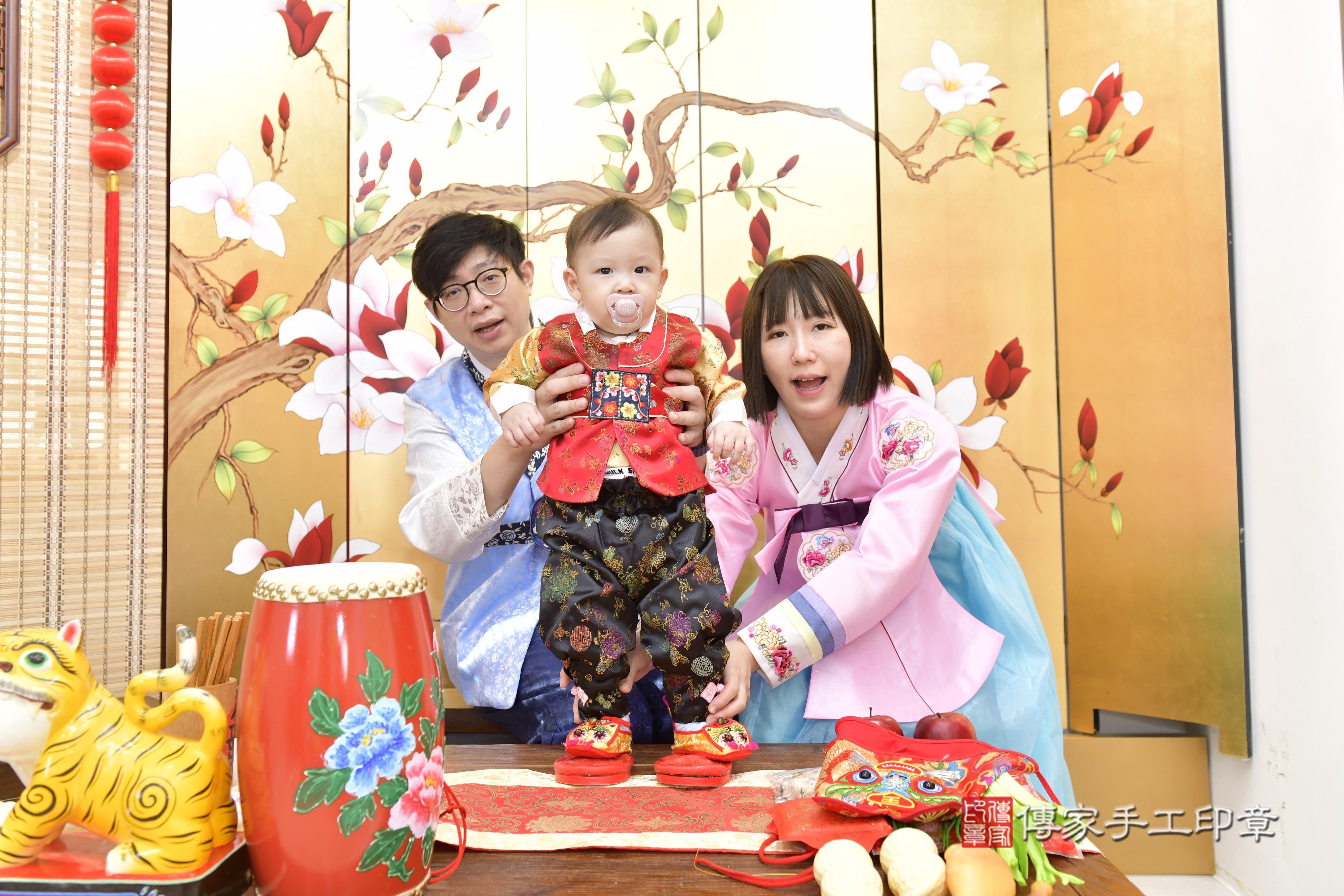 傳家手工印章新竹店、抓周、度脺、中國風會場、傳家嬰兒古禮、吉祥話、抓周道具物品24種、拍照。抓周證書。寶寶抓周、滿周歲、生日快樂、祝福