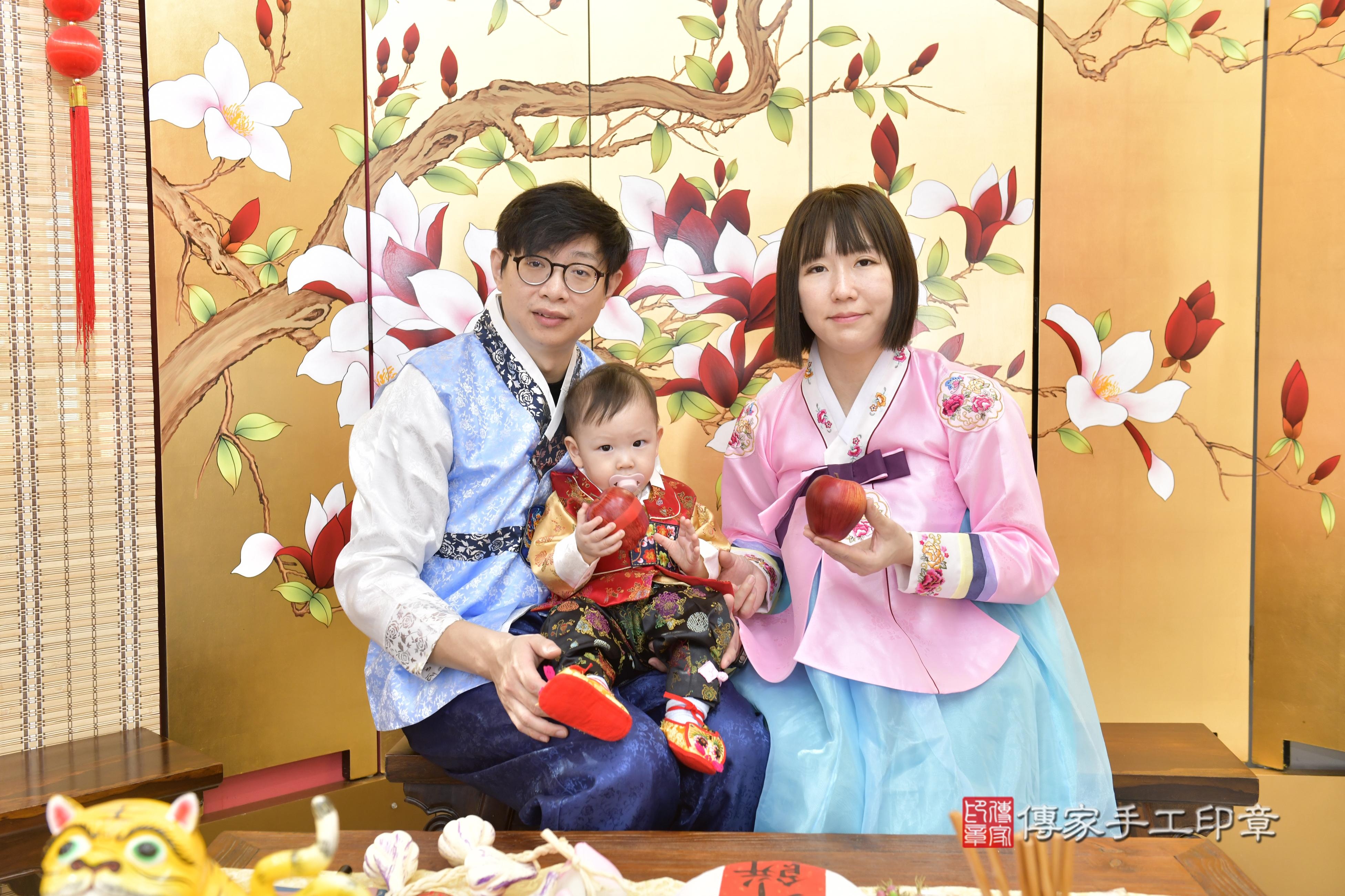 傳家手工印章新竹店、抓周、度脺、中國風會場、傳家嬰兒古禮、吉祥話、抓周道具物品24種、拍照。抓周證書。寶寶抓周、滿周歲、生日快樂、祝福