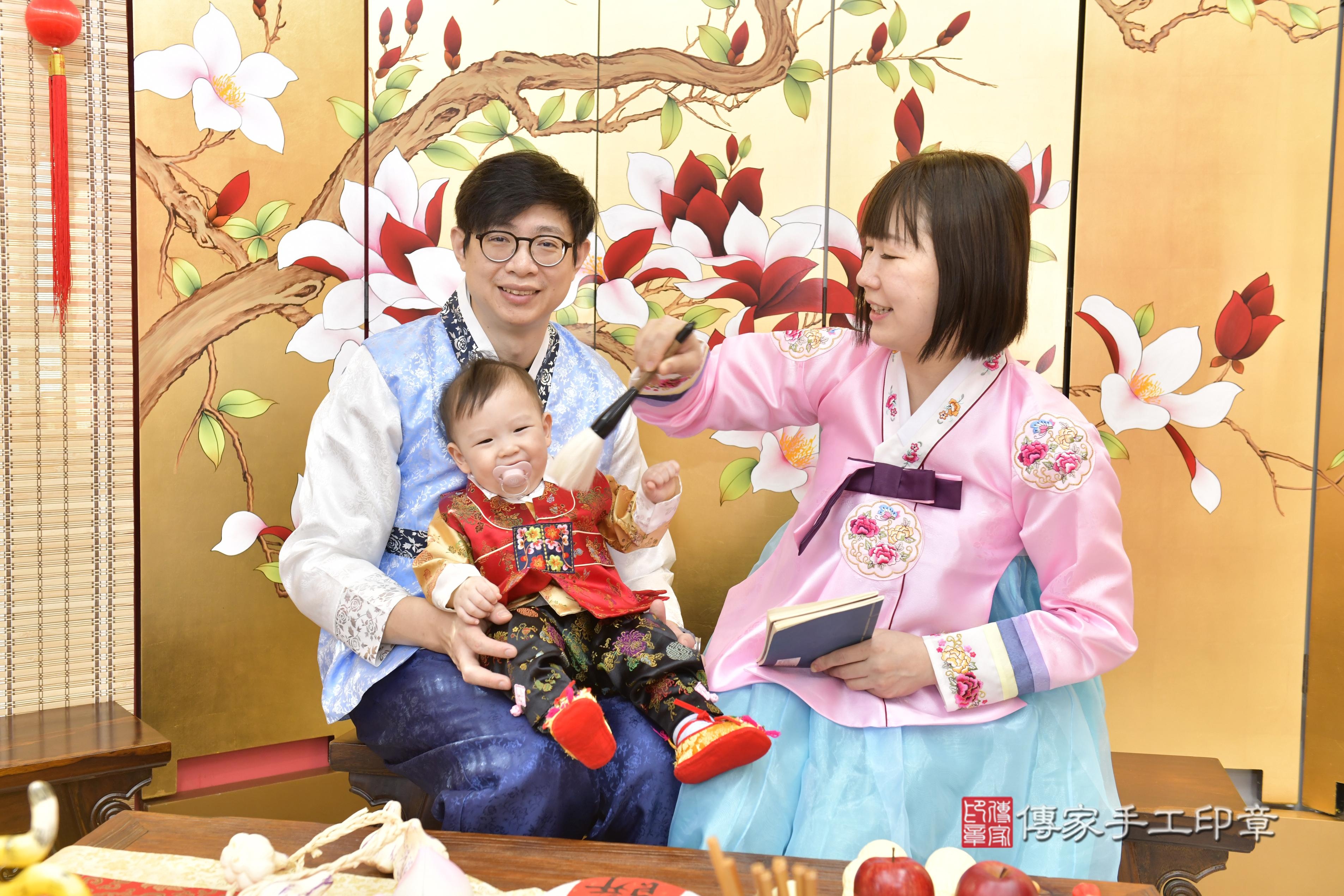 傳家手工印章新竹店、抓周、度脺、中國風會場、傳家嬰兒古禮、吉祥話、抓周道具物品24種、拍照。抓周證書。寶寶抓周、滿周歲、生日快樂、祝福