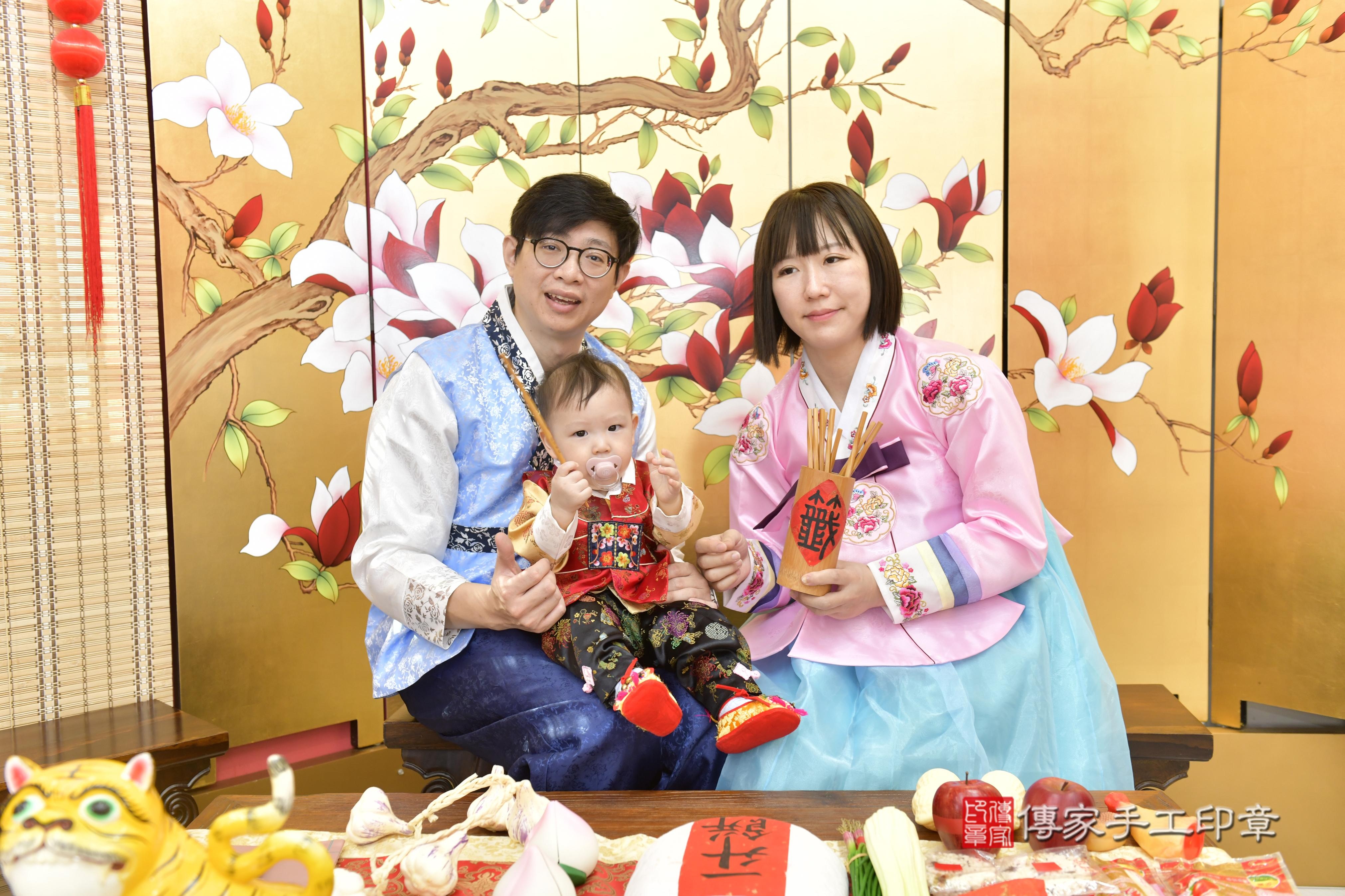 傳家手工印章新竹店、抓周、度脺、中國風會場、傳家嬰兒古禮、吉祥話、抓周道具物品24種、拍照。抓周證書。寶寶抓周、滿周歲、生日快樂、祝福