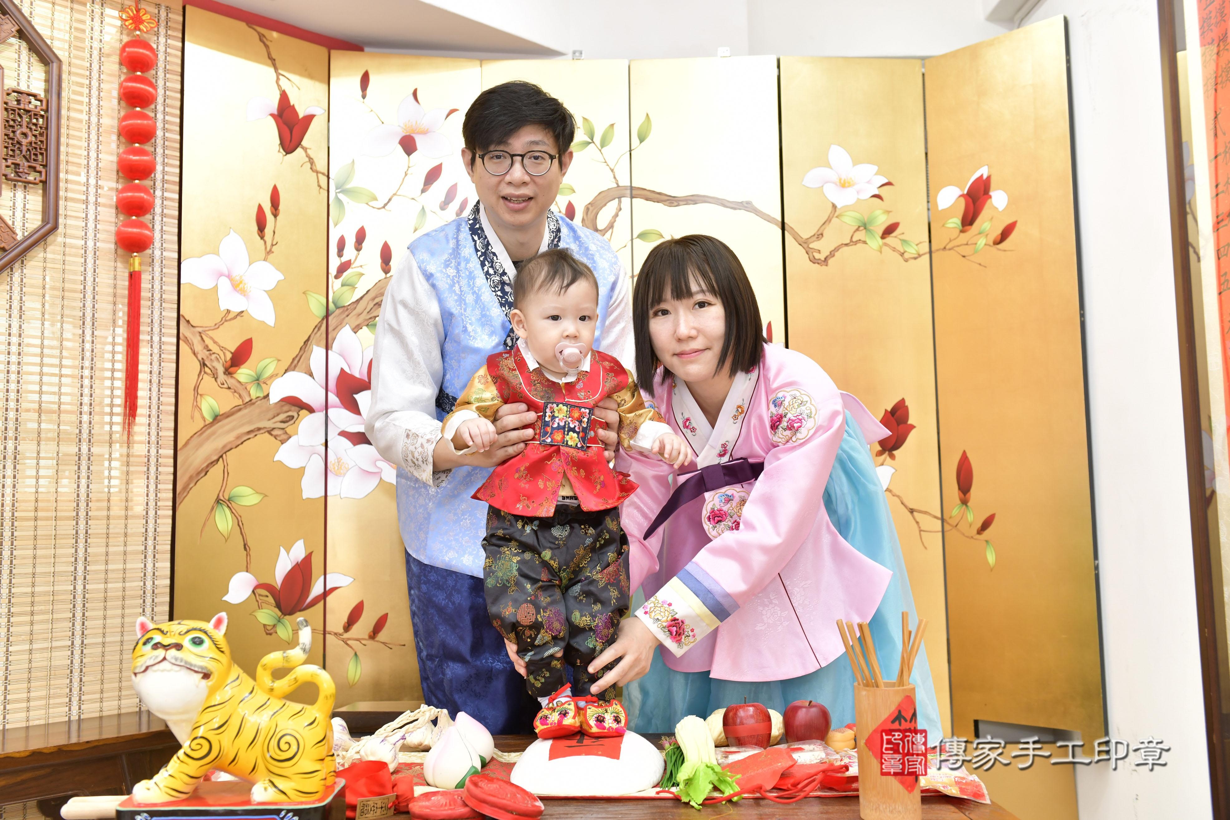 傳家手工印章新竹店、抓周、度脺、中國風會場、傳家嬰兒古禮、吉祥話、抓周道具物品24種、拍照。抓周證書。寶寶抓周、滿周歲、生日快樂、祝福