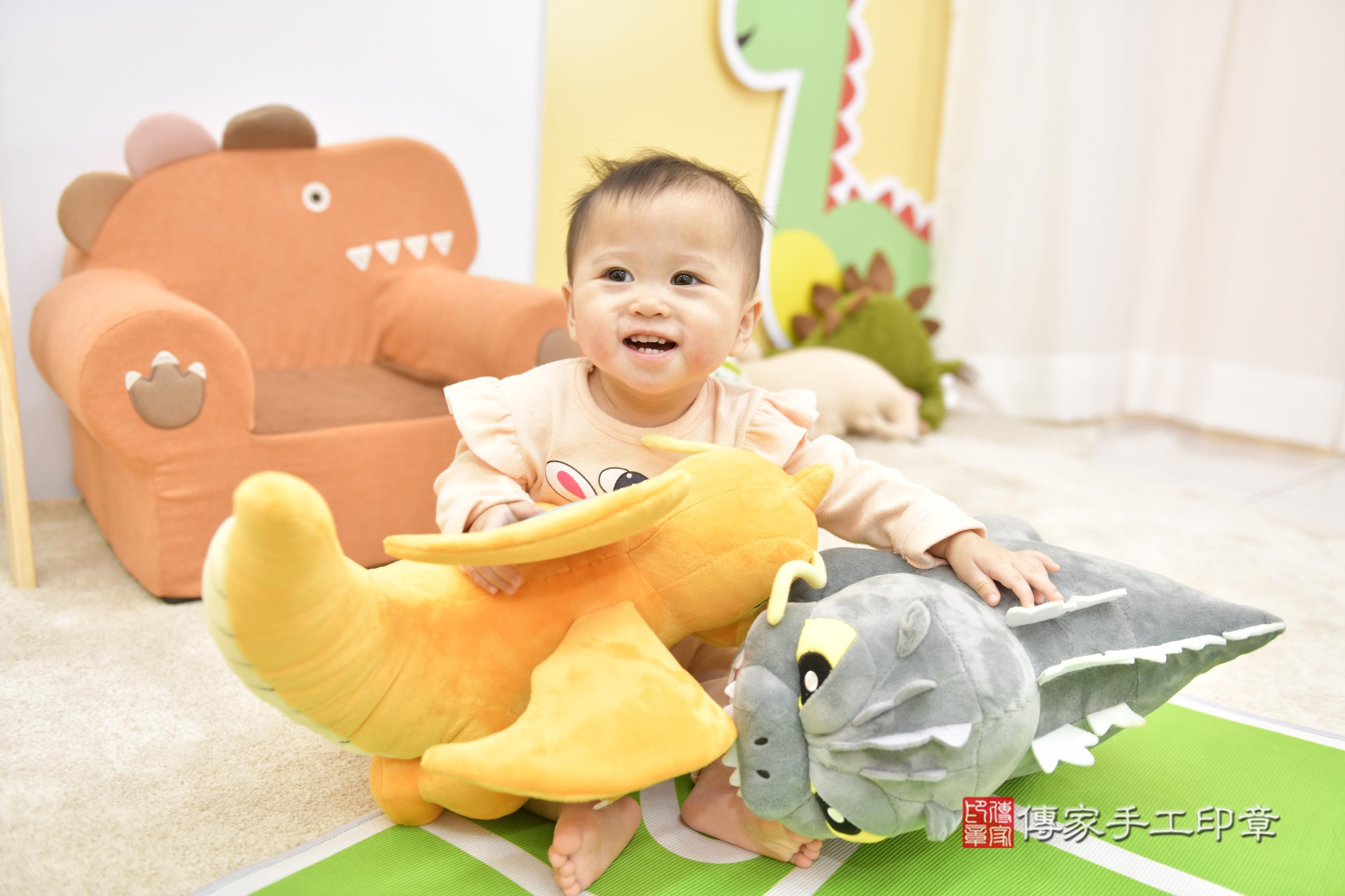 傳家手工印章新竹店、抓周、度脺、中國風會場、傳家嬰兒古禮、吉祥話、抓周道具物品24種、拍照。抓周證書。寶寶抓周、滿周歲、生日快樂、祝福