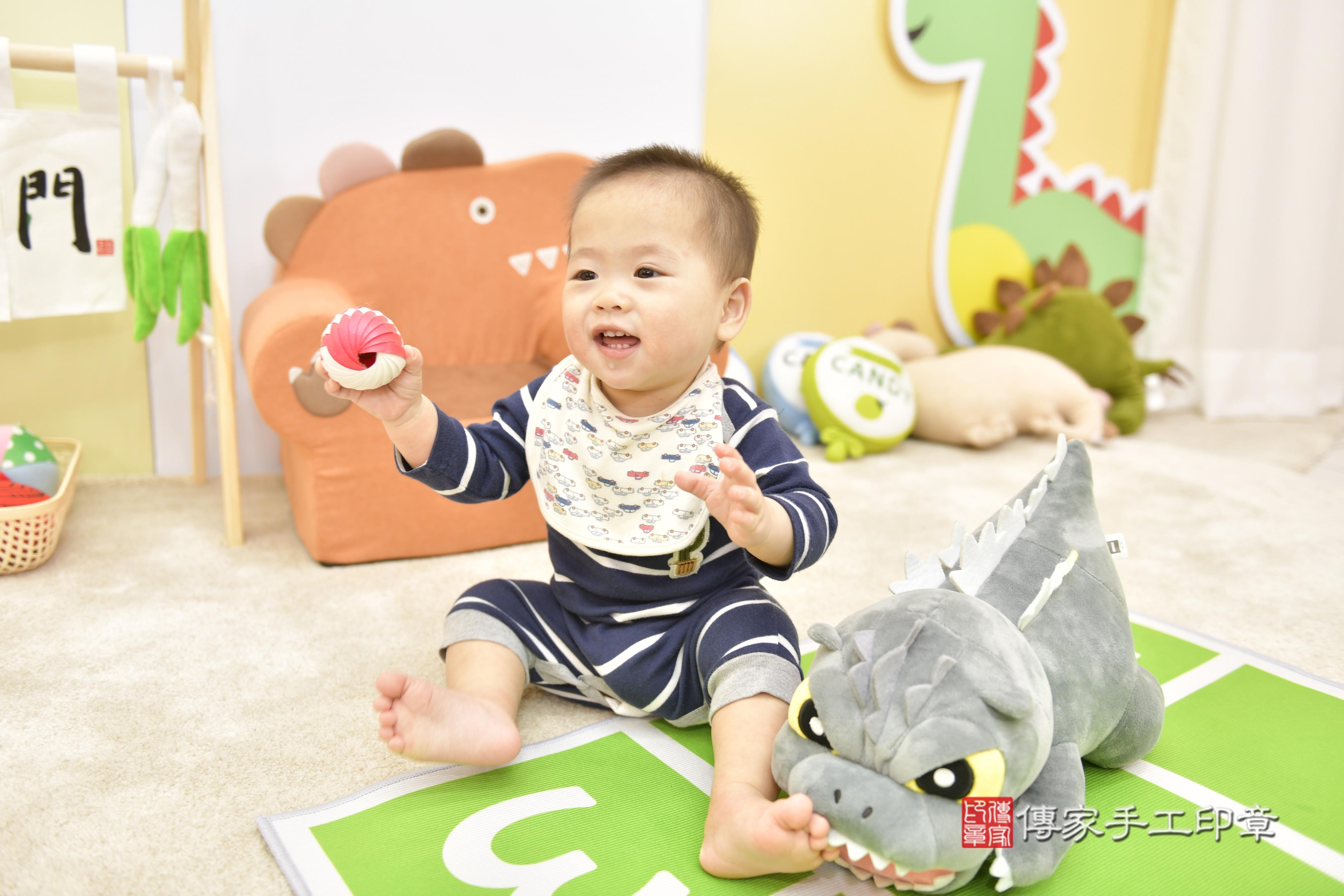 傳家手工印章新竹店、抓周、度脺、中國風會場、傳家嬰兒古禮、吉祥話、抓周道具物品24種、拍照。抓周證書。寶寶抓周、滿周歲、生日快樂、祝福