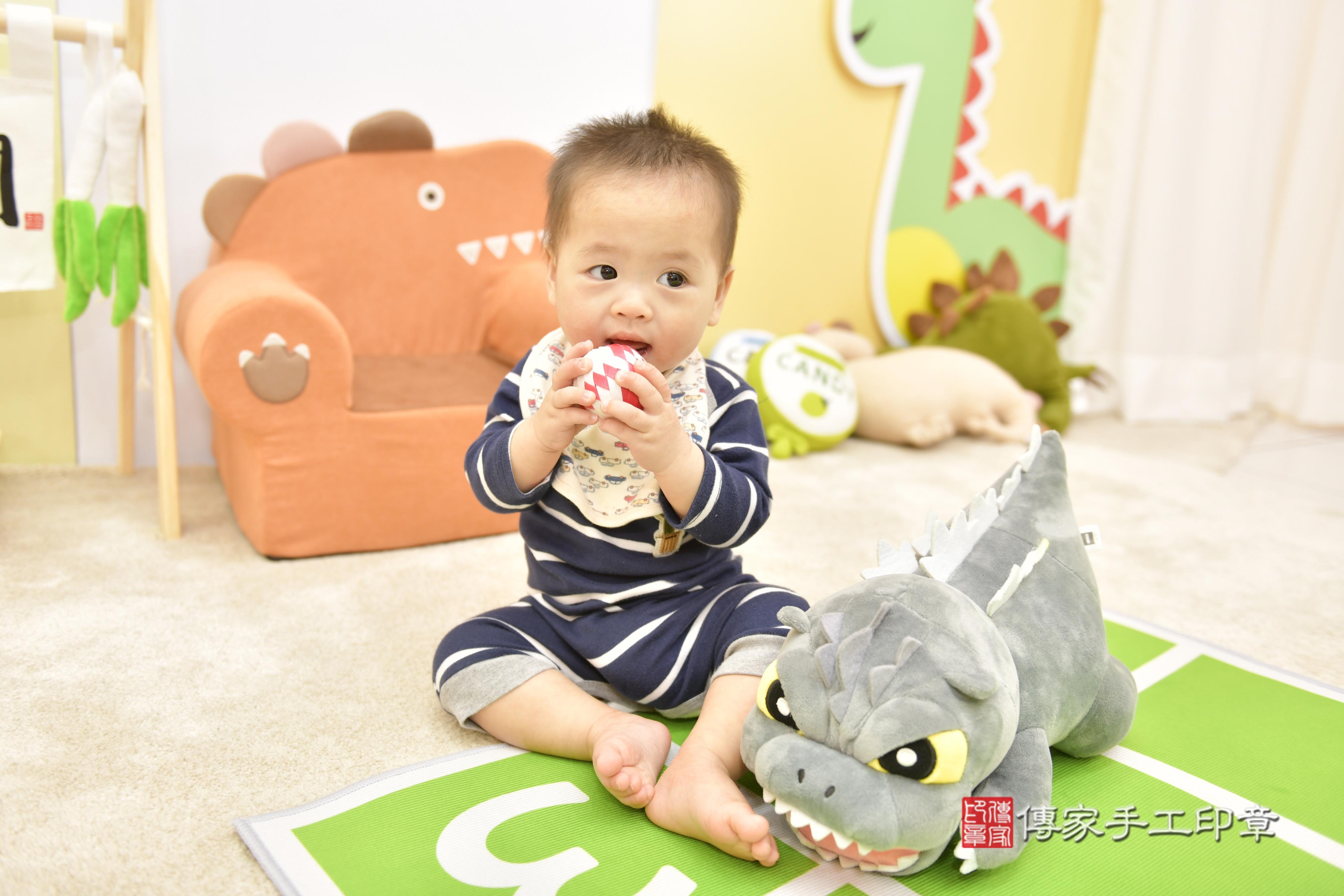 傳家手工印章新竹店、抓周、度脺、中國風會場、傳家嬰兒古禮、吉祥話、抓周道具物品24種、拍照。抓周證書。寶寶抓周、滿周歲、生日快樂、祝福