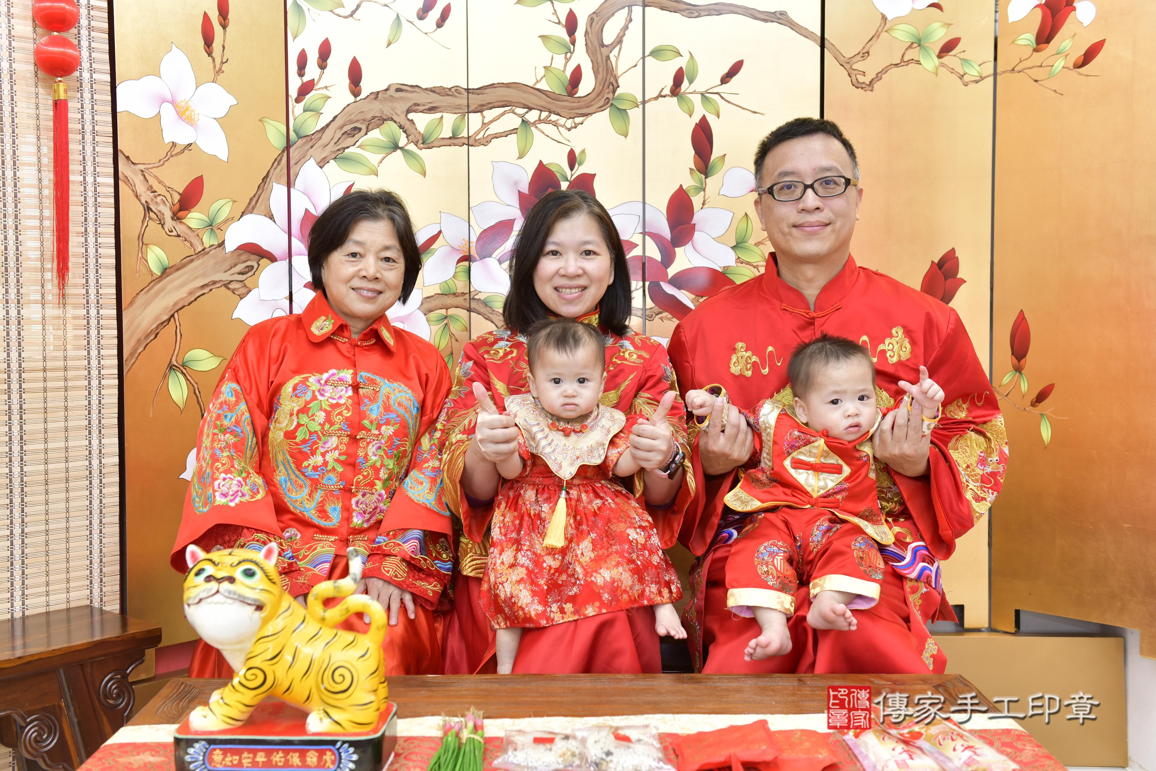 傳家手工印章新竹店、抓周、度脺、中國風會場、傳家嬰兒古禮、吉祥話、抓周道具物品24種、拍照。抓周證書。寶寶抓周、滿周歲、生日快樂、祝福