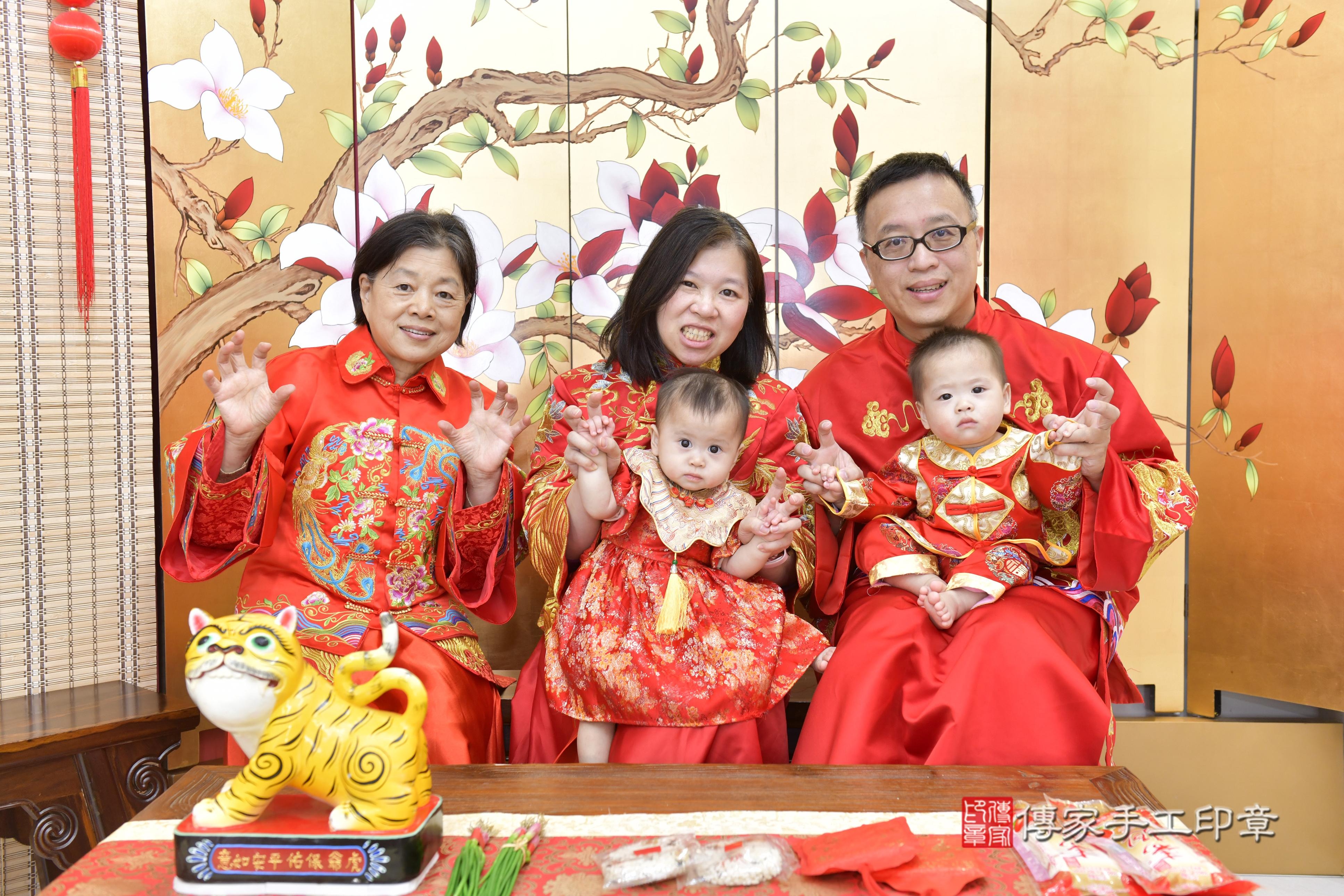 傳家手工印章新竹店、抓周、度脺、中國風會場、傳家嬰兒古禮、吉祥話、抓周道具物品24種、拍照。抓周證書。寶寶抓周、滿周歲、生日快樂、祝福