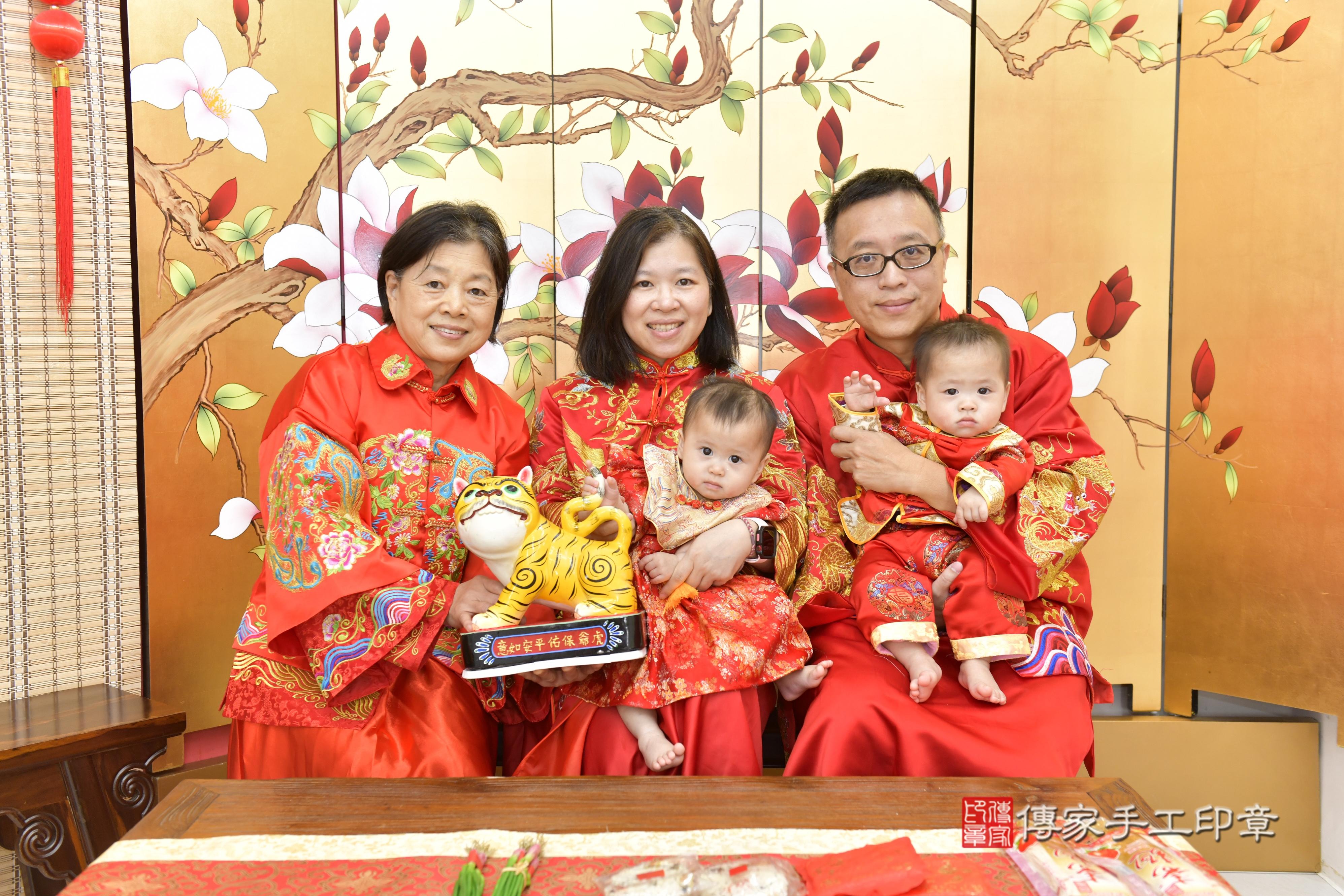 傳家手工印章新竹店、抓周、度脺、中國風會場、傳家嬰兒古禮、吉祥話、抓周道具物品24種、拍照。抓周證書。寶寶抓周、滿周歲、生日快樂、祝福