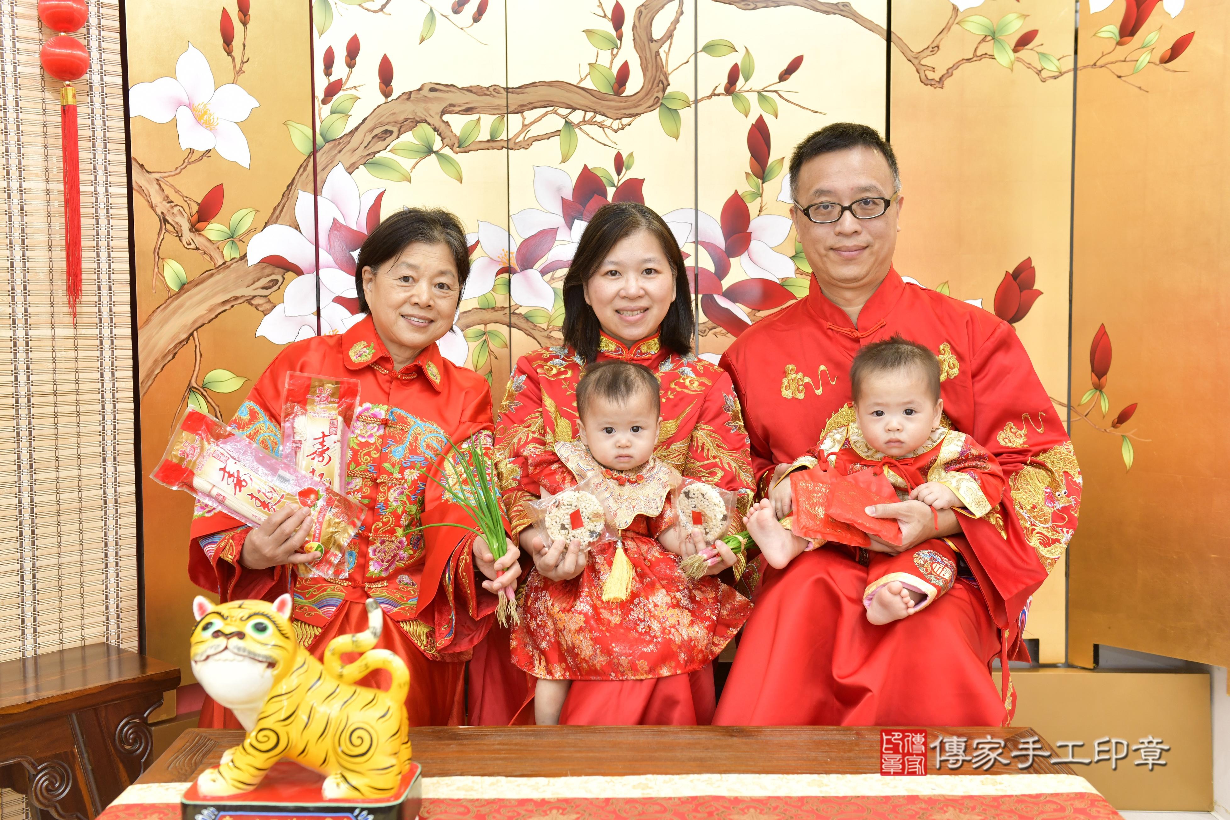 傳家手工印章新竹店、抓周、度脺、中國風會場、傳家嬰兒古禮、吉祥話、抓周道具物品24種、拍照。抓周證書。寶寶抓周、滿周歲、生日快樂、祝福