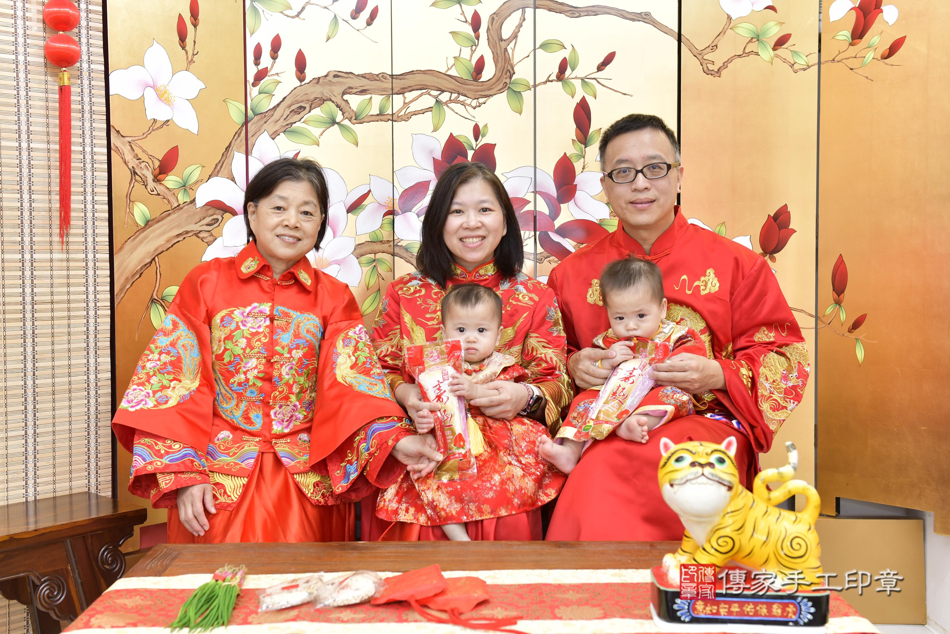 傳家手工印章新竹店、抓周、度脺、中國風會場、傳家嬰兒古禮、吉祥話、抓周道具物品24種、拍照。抓周證書。寶寶抓周、滿周歲、生日快樂、祝福