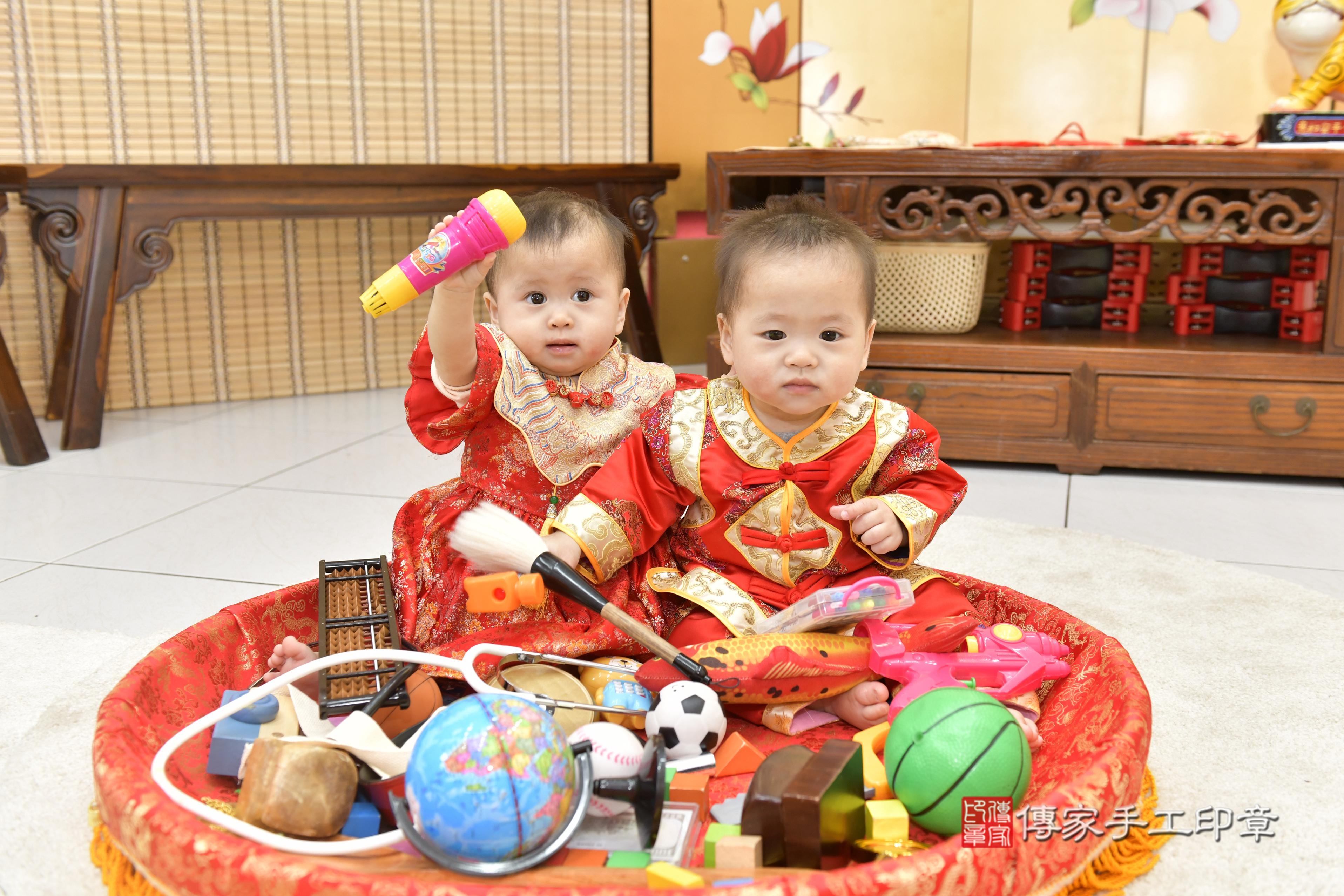 傳家手工印章新竹店、抓周、度脺、中國風會場、傳家嬰兒古禮、吉祥話、抓周道具物品24種、拍照。抓周證書。寶寶抓周、滿周歲、生日快樂、祝福