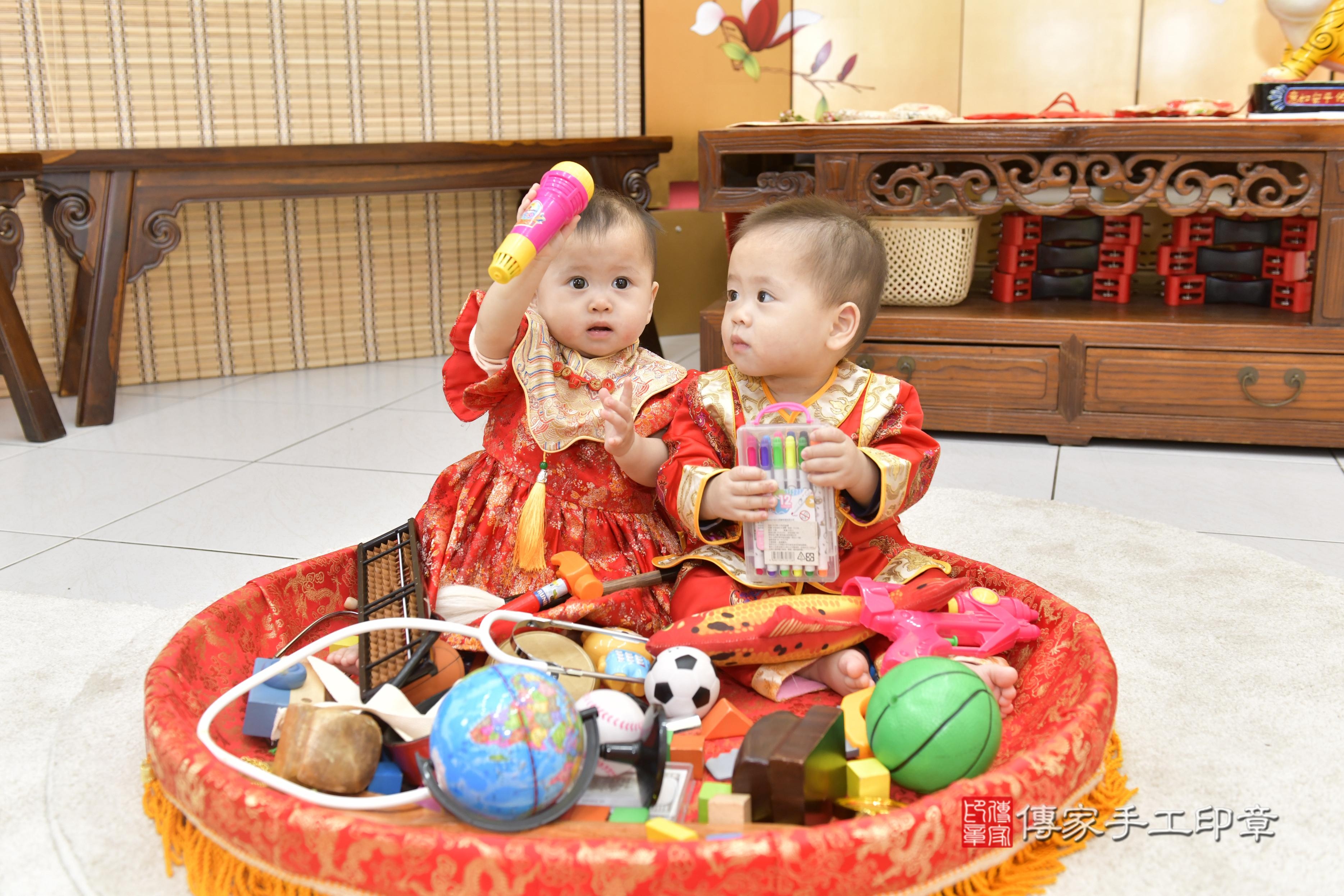 傳家手工印章新竹店、抓周、度脺、中國風會場、傳家嬰兒古禮、吉祥話、抓周道具物品24種、拍照。抓周證書。寶寶抓周、滿周歲、生日快樂、祝福