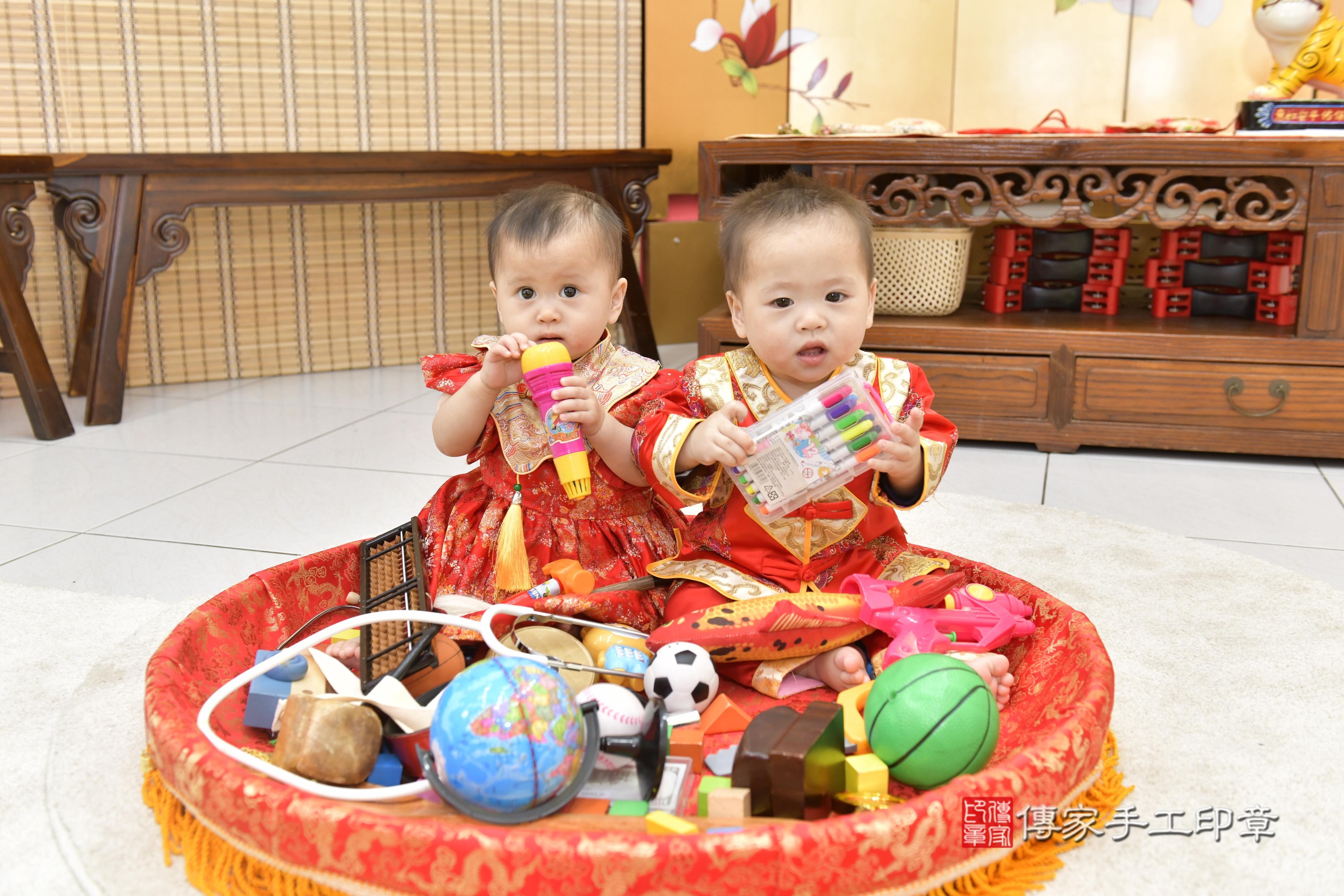 傳家手工印章新竹店、抓周、度脺、中國風會場、傳家嬰兒古禮、吉祥話、抓周道具物品24種、拍照。抓周證書。寶寶抓周、滿周歲、生日快樂、祝福