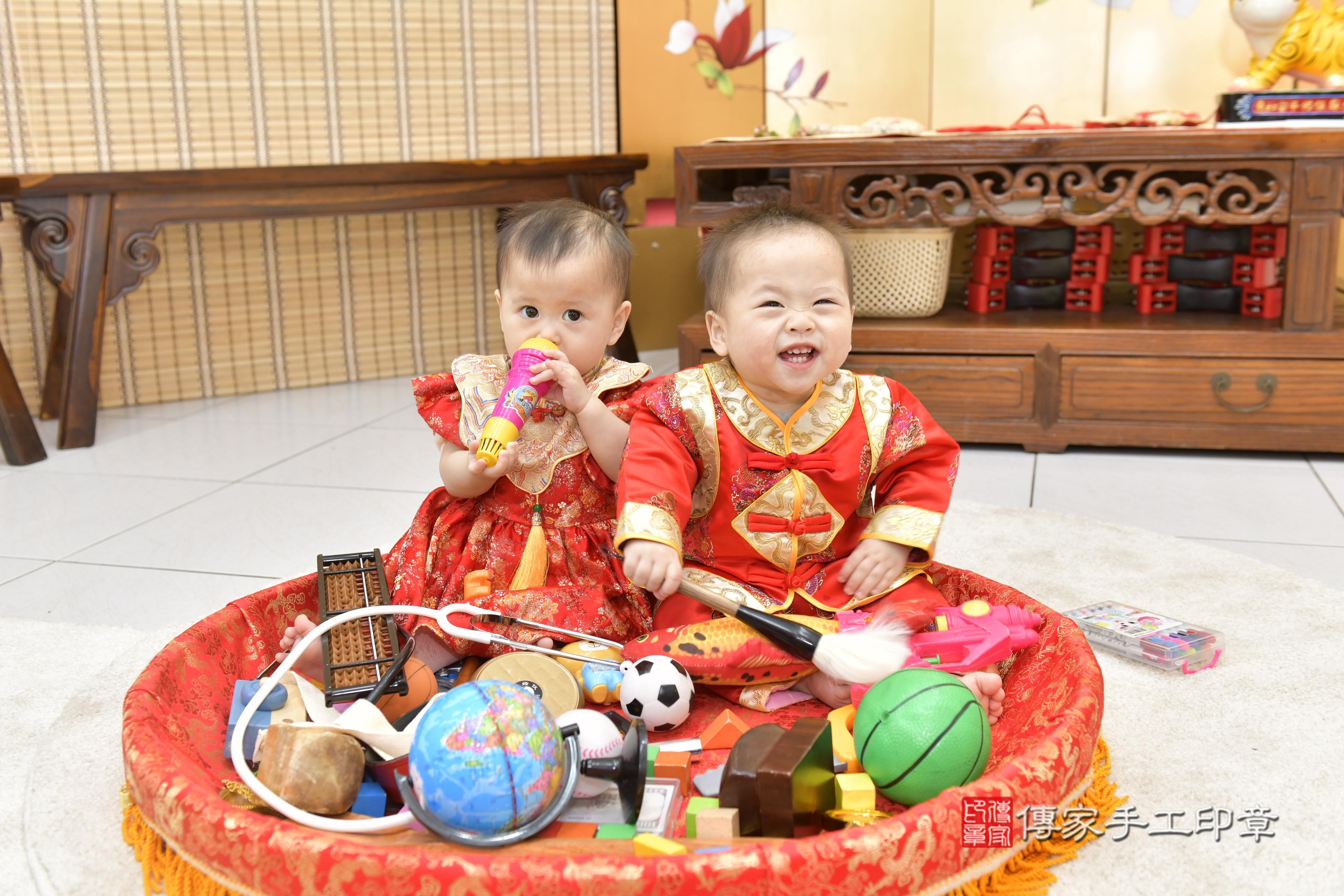 傳家手工印章新竹店、抓周、度脺、中國風會場、傳家嬰兒古禮、吉祥話、抓周道具物品24種、拍照。抓周證書。寶寶抓周、滿周歲、生日快樂、祝福
