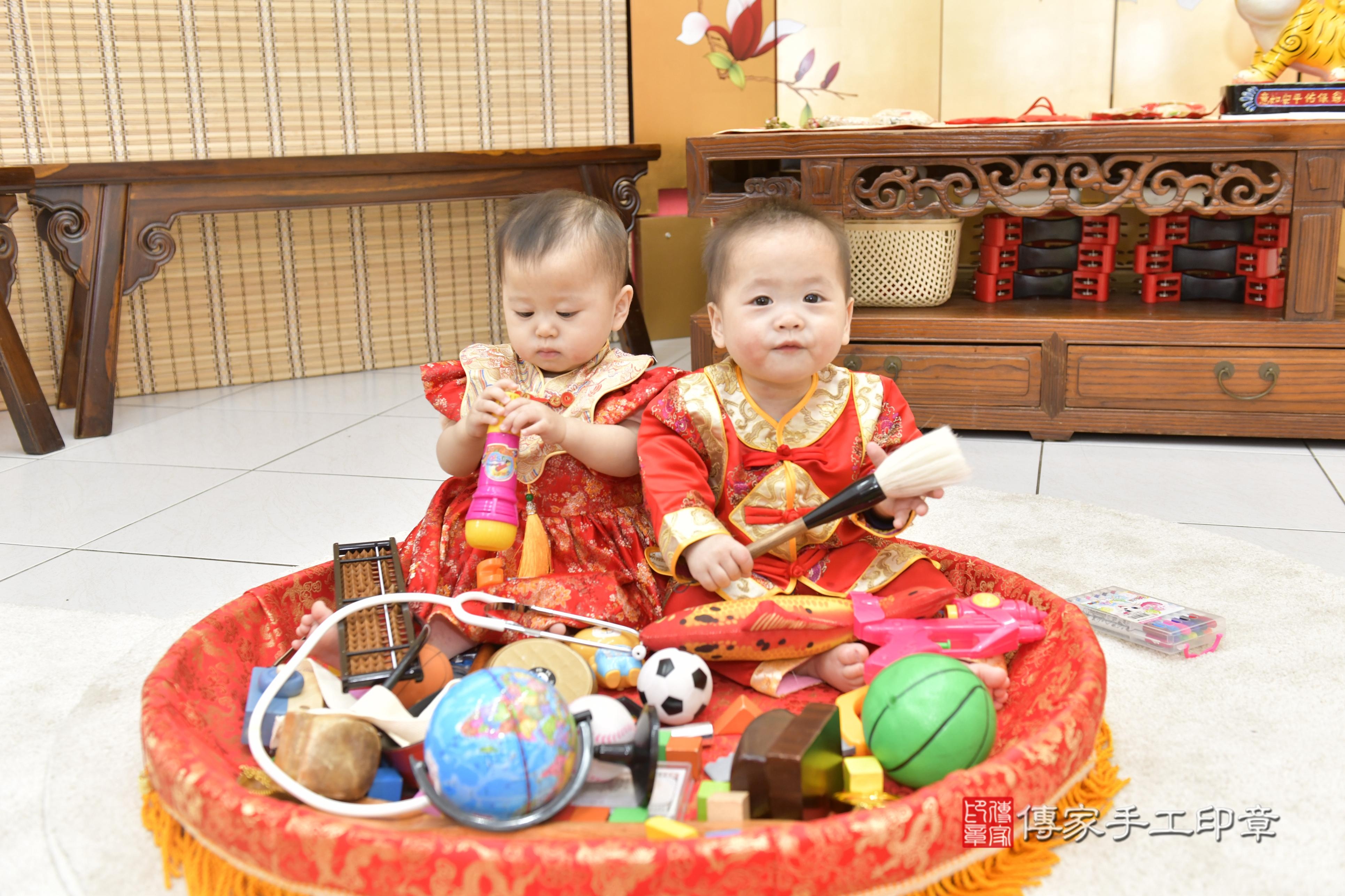 傳家手工印章新竹店、抓周、度脺、中國風會場、傳家嬰兒古禮、吉祥話、抓周道具物品24種、拍照。抓周證書。寶寶抓周、滿周歲、生日快樂、祝福