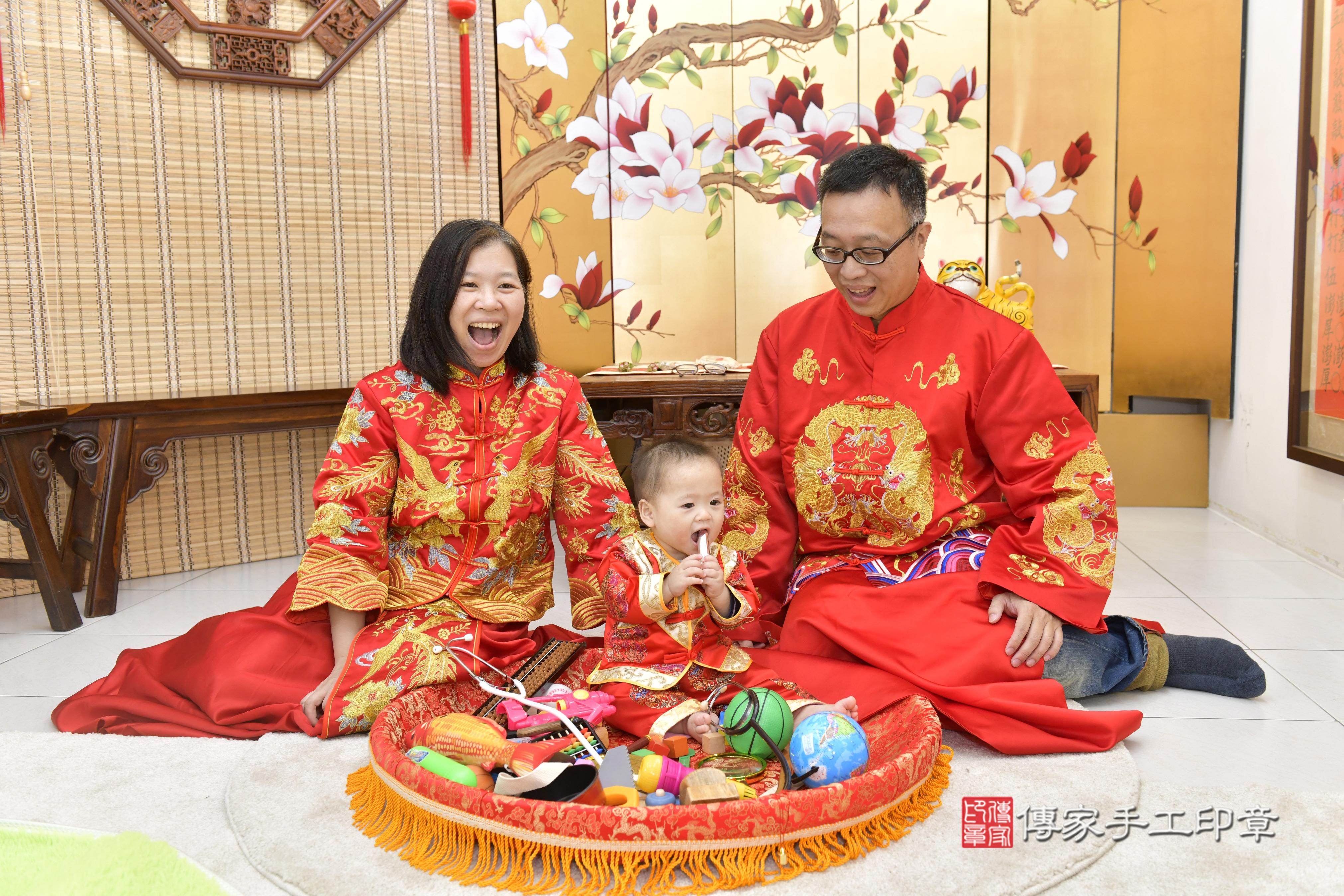 傳家手工印章新竹店、抓周、度脺、中國風會場、傳家嬰兒古禮、吉祥話、抓周道具物品24種、拍照。抓周證書。寶寶抓周、滿周歲、生日快樂、祝福