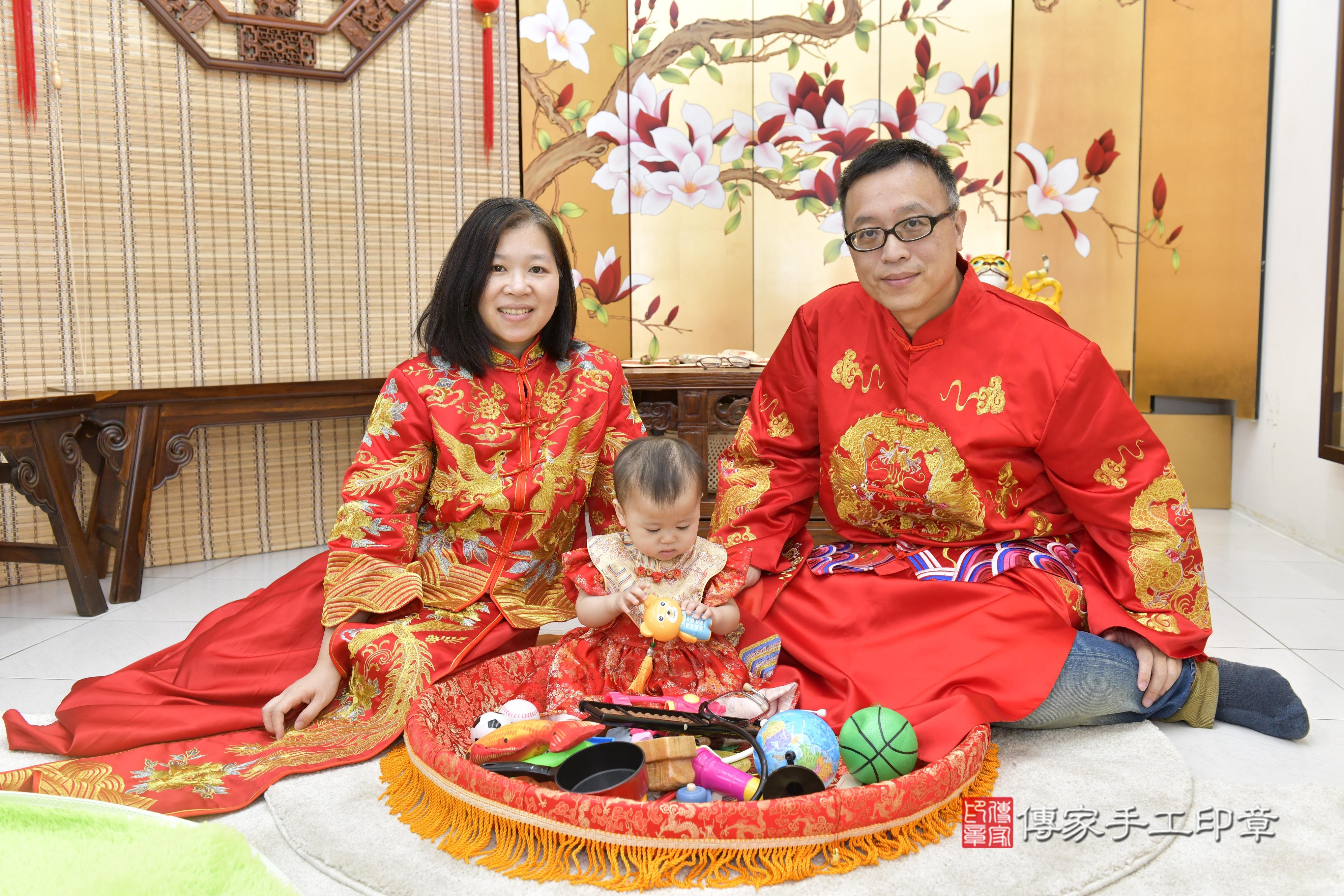 傳家手工印章新竹店、抓周、度脺、中國風會場、傳家嬰兒古禮、吉祥話、抓周道具物品24種、拍照。抓周證書。寶寶抓周、滿周歲、生日快樂、祝福