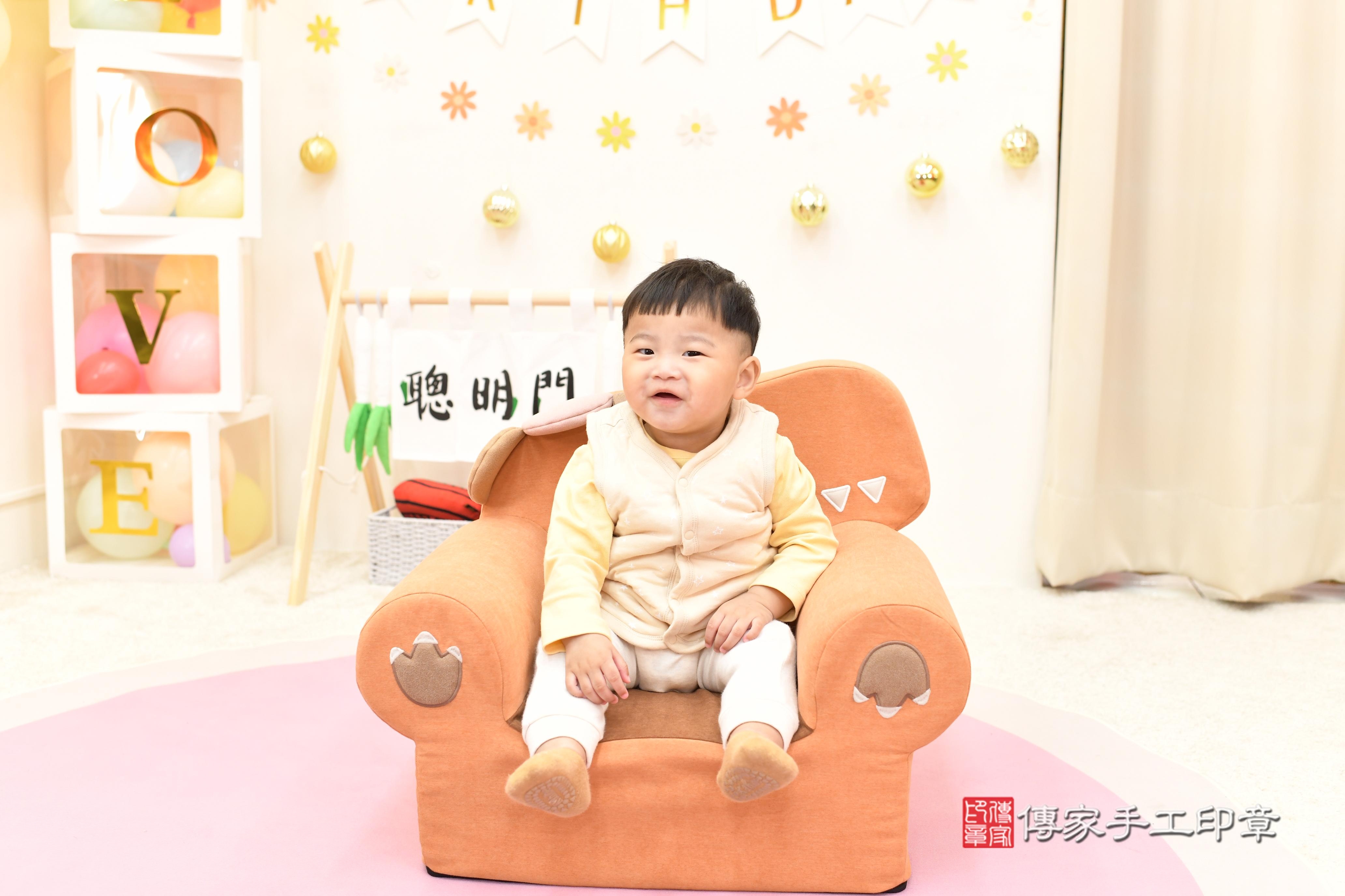 傳家手工印章高雄店、抓周、度脺、中國風會場、傳家嬰兒古禮、吉祥話、抓周道具物品24種、拍照。抓周證書。寶寶抓周、滿周歲、生日快樂、祝福