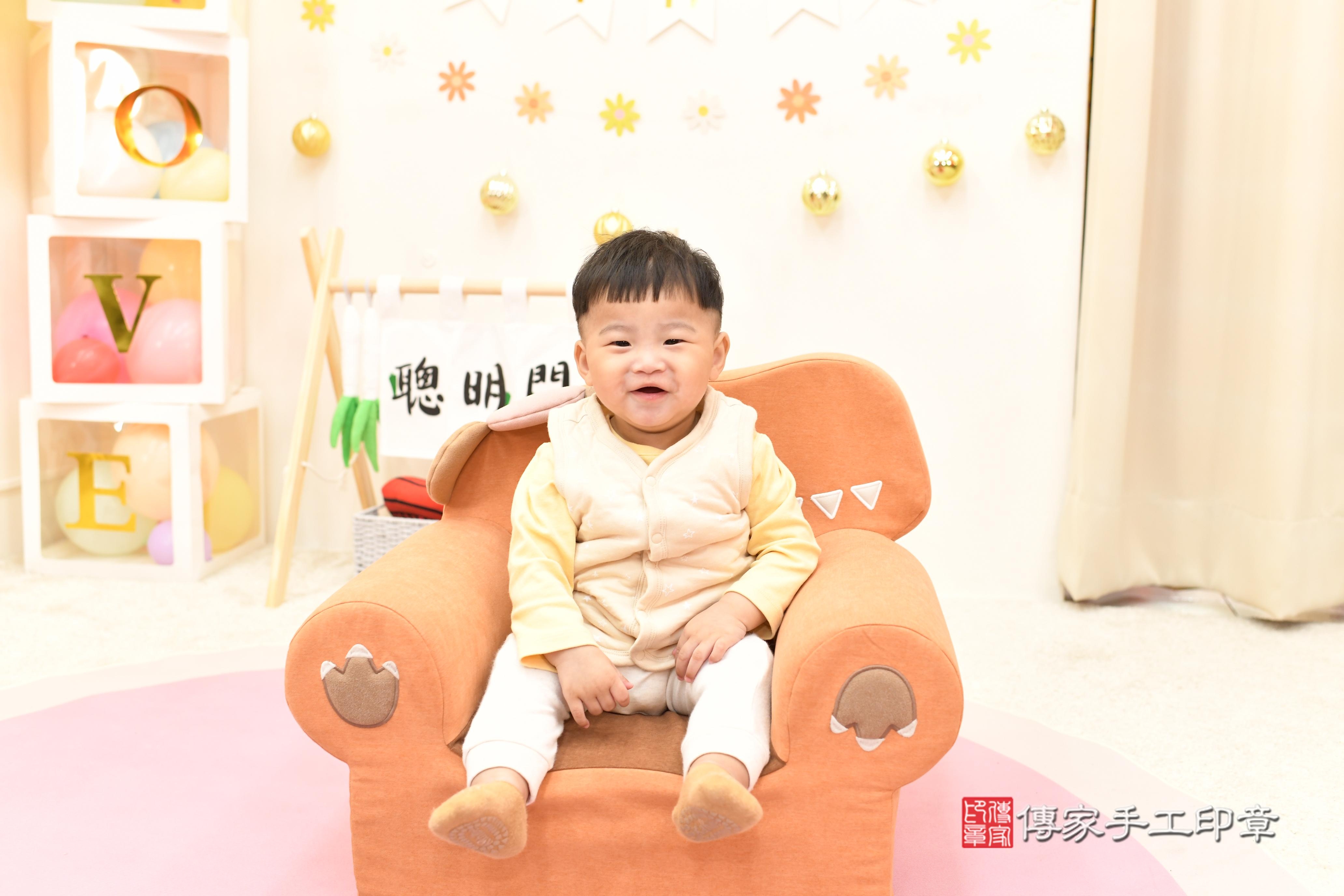 傳家手工印章高雄店、抓周、度脺、中國風會場、傳家嬰兒古禮、吉祥話、抓周道具物品24種、拍照。抓周證書。寶寶抓周、滿周歲、生日快樂、祝福