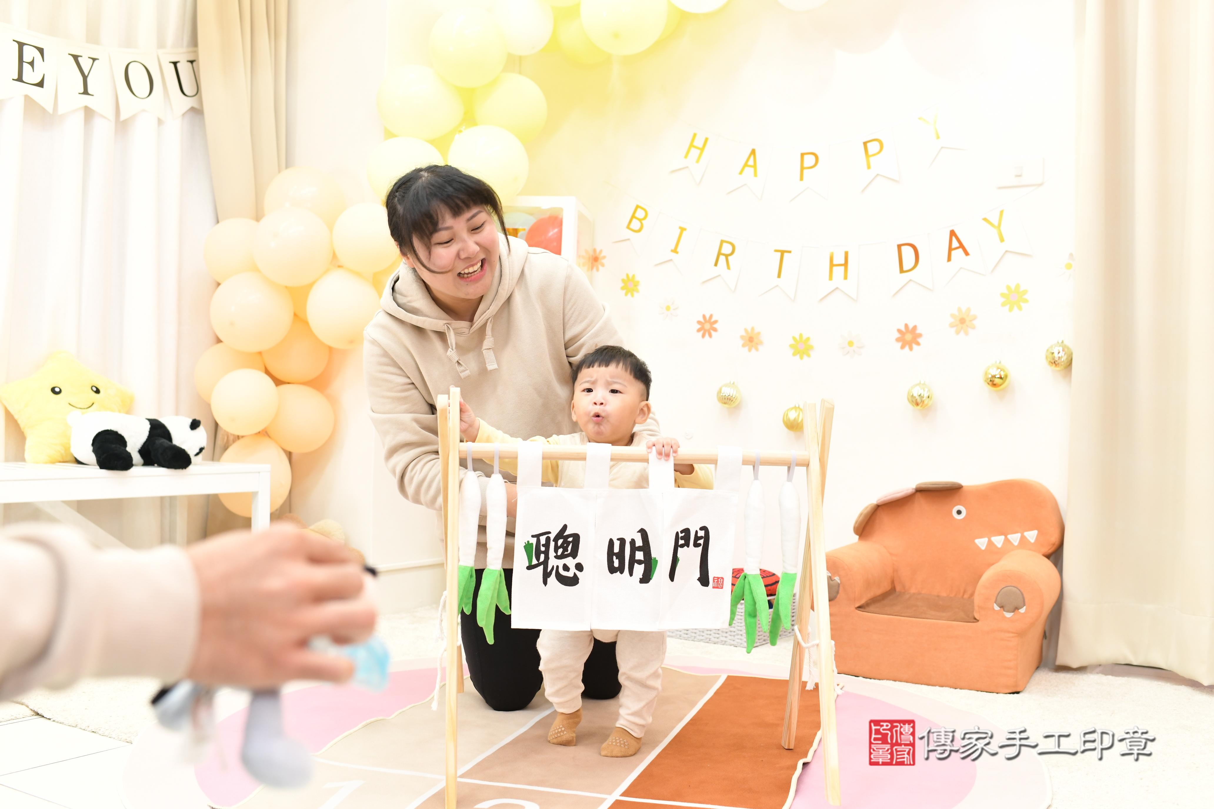 傳家手工印章高雄店、抓周、度脺、中國風會場、傳家嬰兒古禮、吉祥話、抓周道具物品24種、拍照。抓周證書。寶寶抓周、滿周歲、生日快樂、祝福