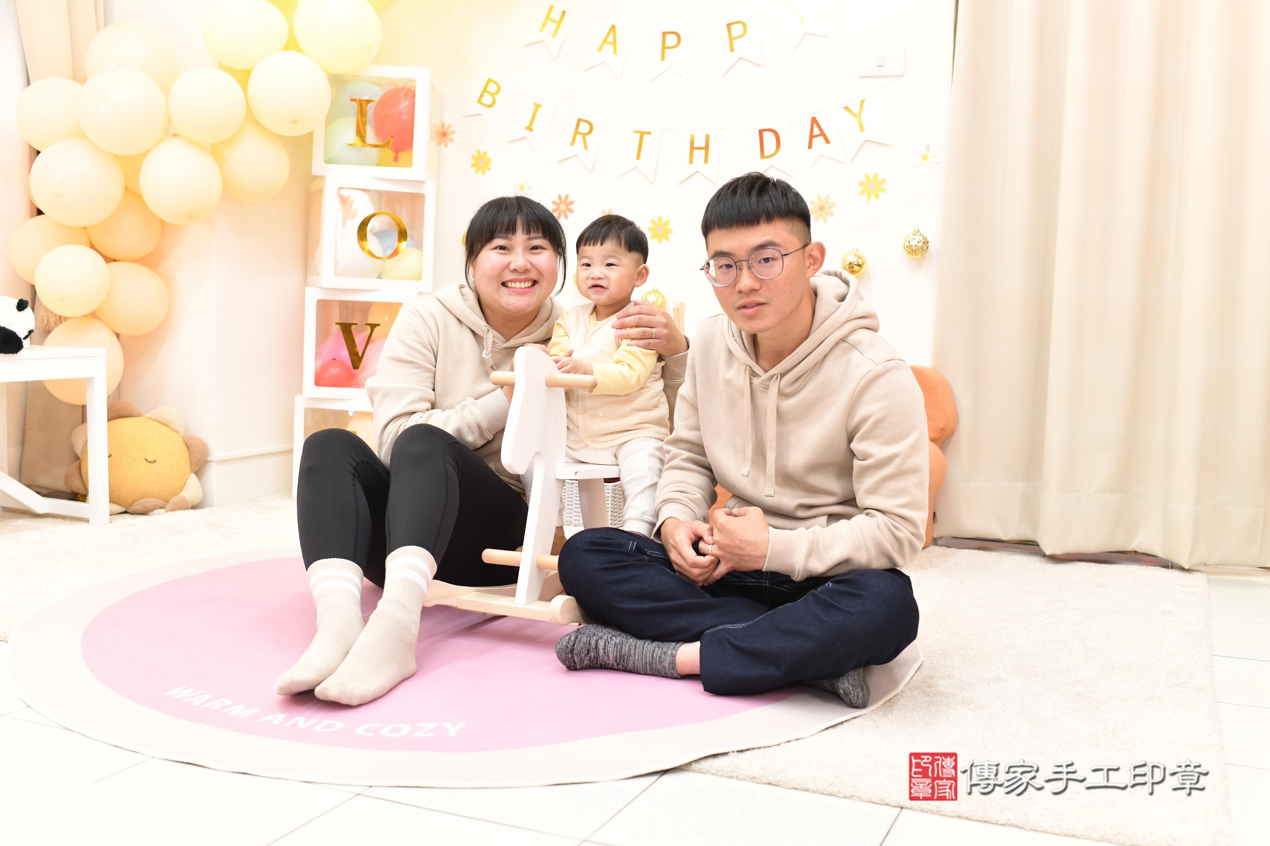 傳家手工印章高雄店、抓周、度脺、中國風會場、傳家嬰兒古禮、吉祥話、抓周道具物品24種、拍照。抓周證書。寶寶抓周、滿周歲、生日快樂、祝福