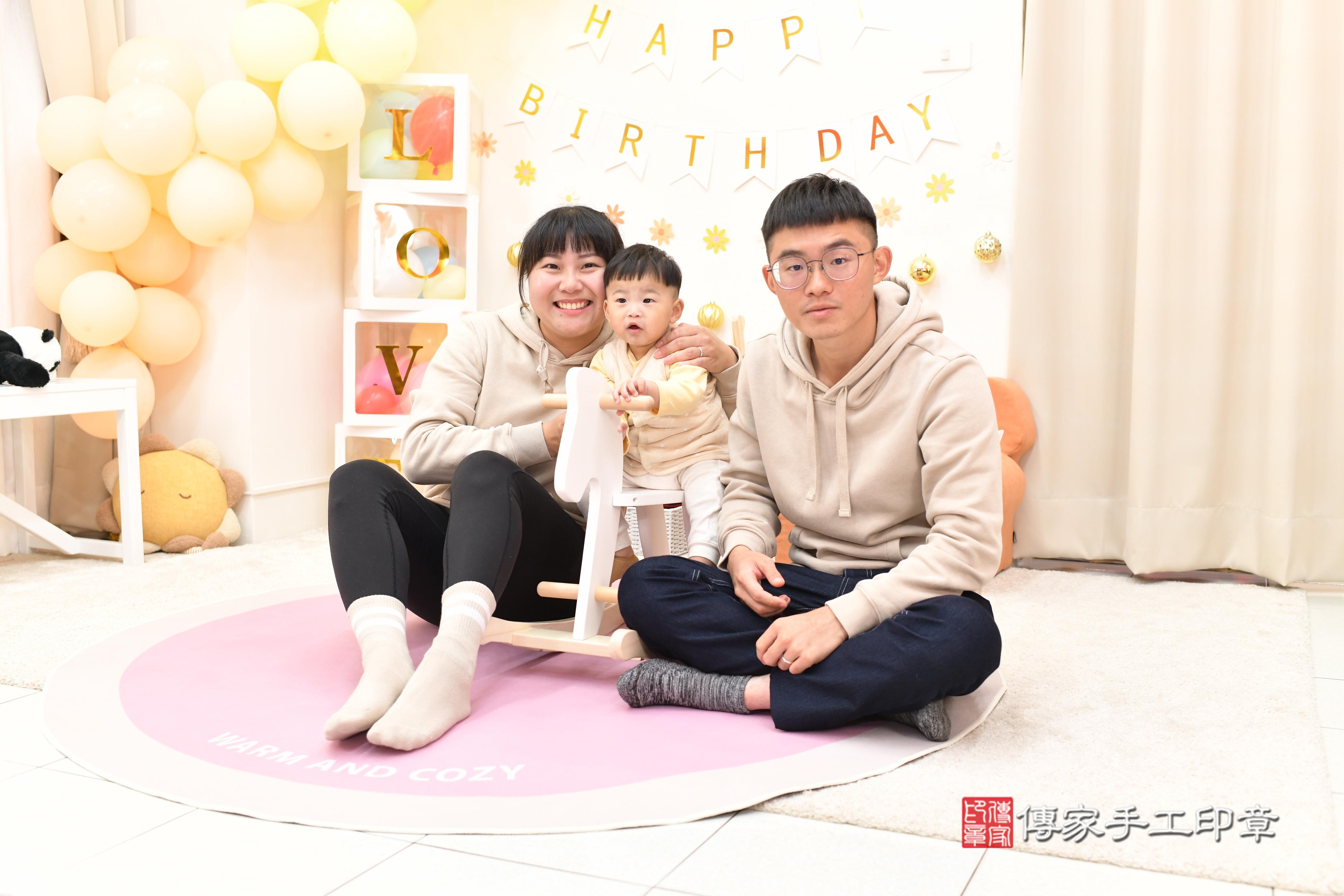 傳家手工印章高雄店、抓周、度脺、中國風會場、傳家嬰兒古禮、吉祥話、抓周道具物品24種、拍照。抓周證書。寶寶抓周、滿周歲、生日快樂、祝福