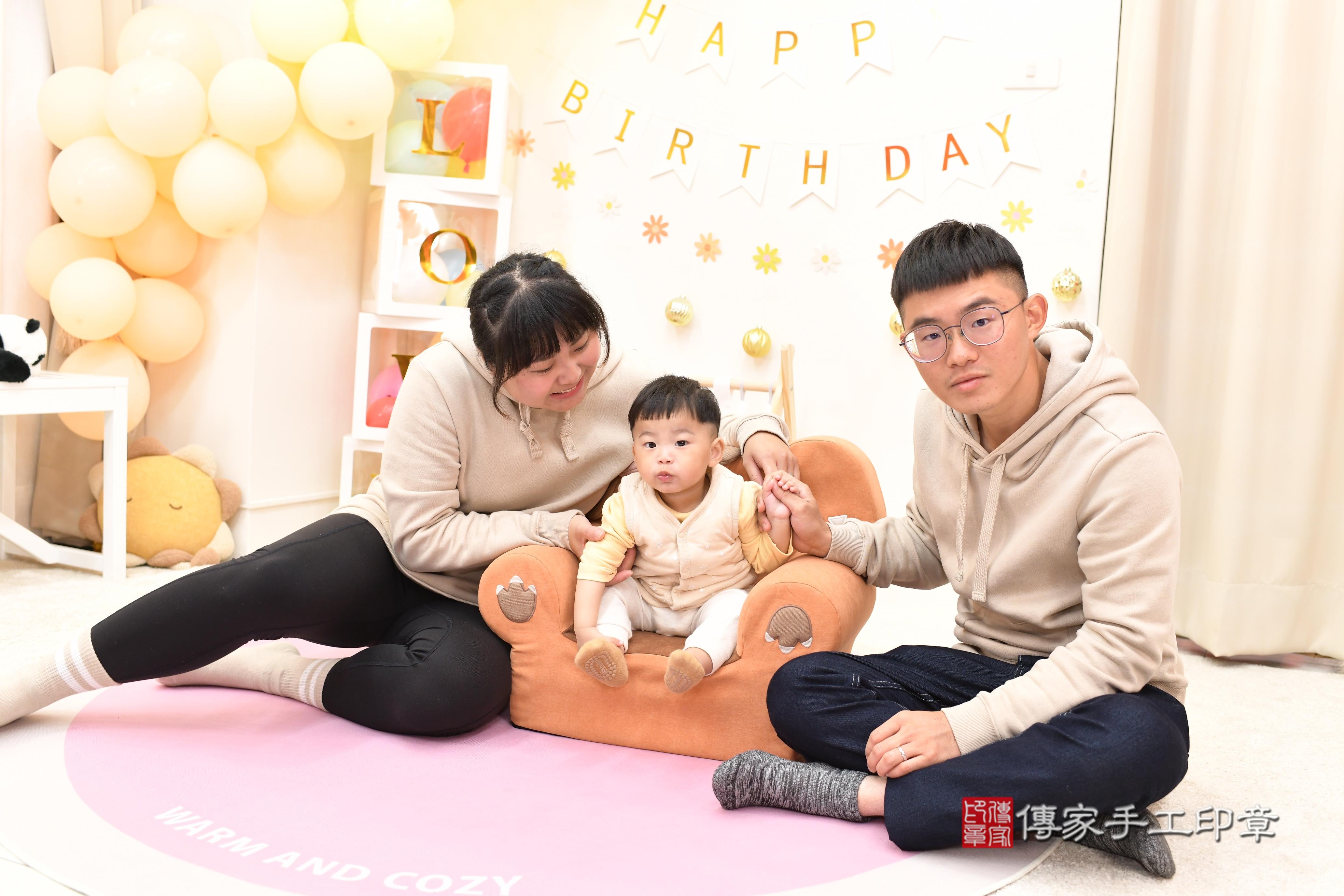 傳家手工印章高雄店、抓周、度脺、中國風會場、傳家嬰兒古禮、吉祥話、抓周道具物品24種、拍照。抓周證書。寶寶抓周、滿周歲、生日快樂、祝福