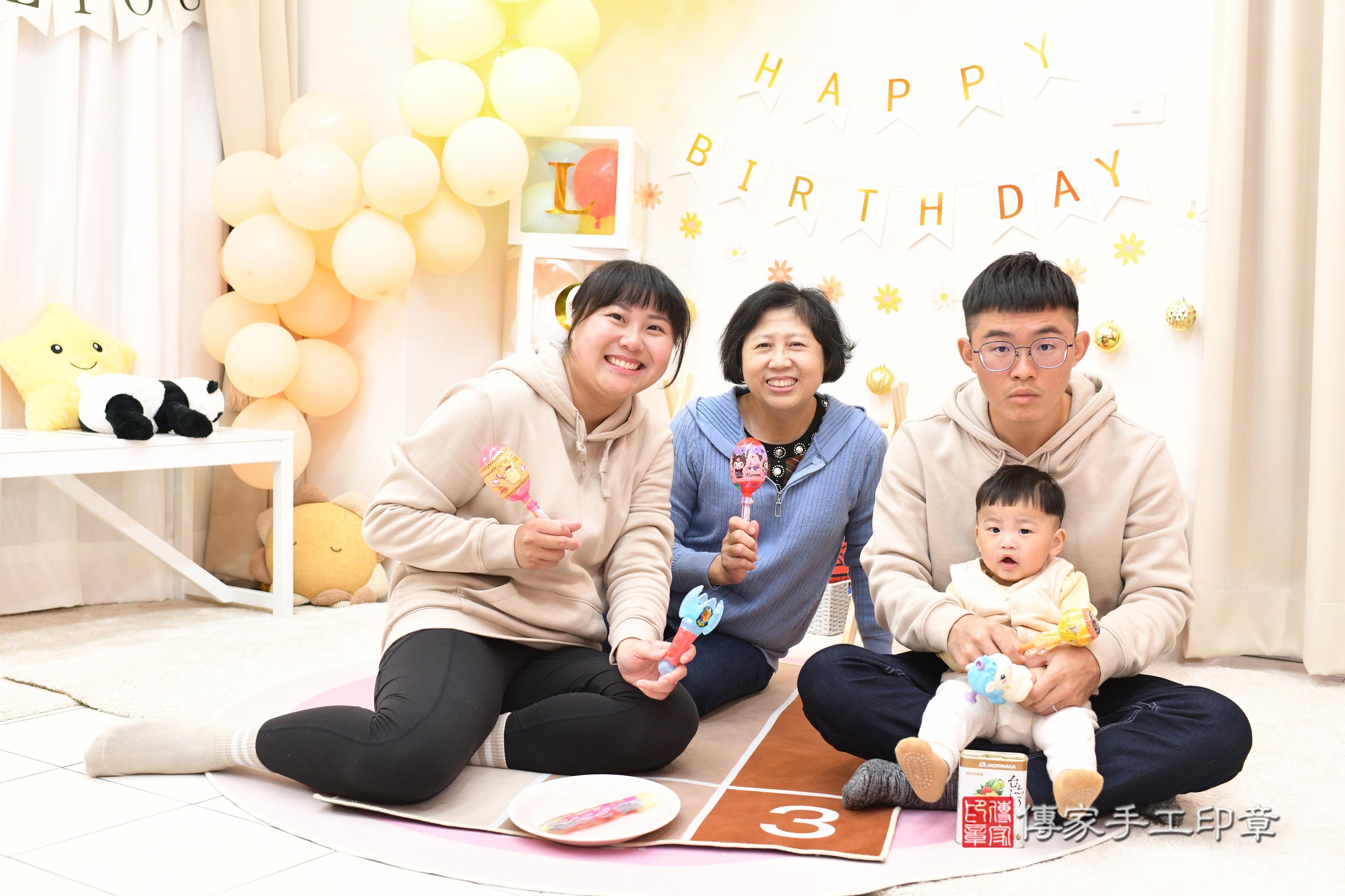 傳家手工印章高雄店、抓周、度脺、中國風會場、傳家嬰兒古禮、吉祥話、抓周道具物品24種、拍照。抓周證書。寶寶抓周、滿周歲、生日快樂、祝福