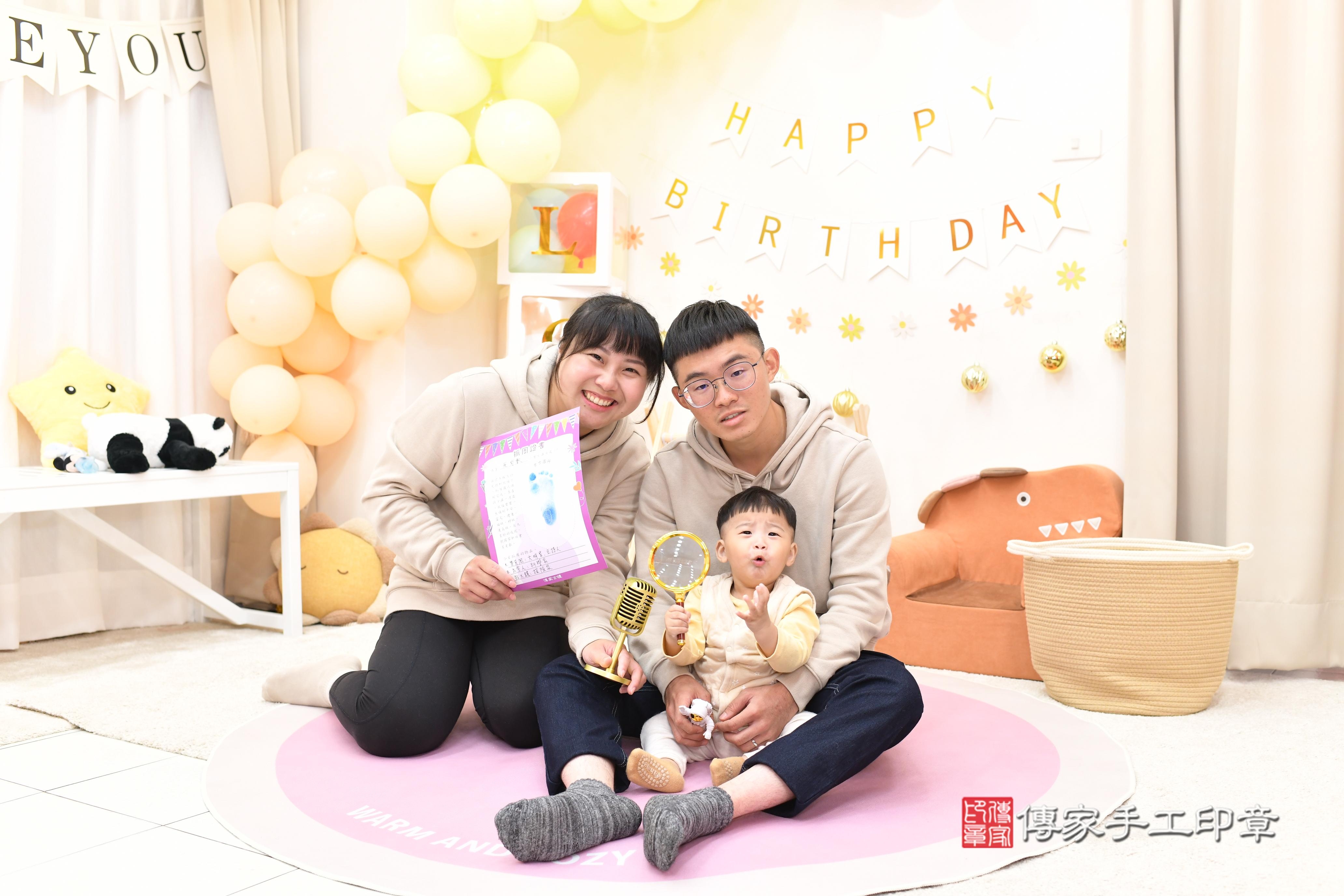 傳家手工印章高雄店、抓周、度脺、中國風會場、傳家嬰兒古禮、吉祥話、抓周道具物品24種、拍照。抓周證書。寶寶抓周、滿周歲、生日快樂、祝福