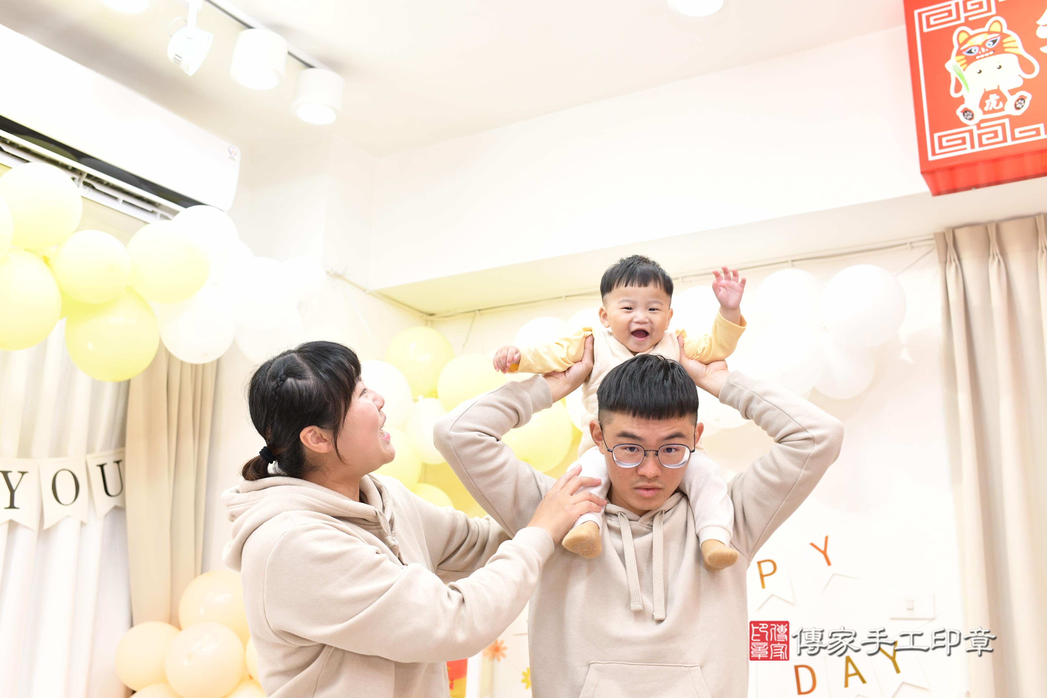 傳家手工印章高雄店、抓周、度脺、中國風會場、傳家嬰兒古禮、吉祥話、抓周道具物品24種、拍照。抓周證書。寶寶抓周、滿周歲、生日快樂、祝福