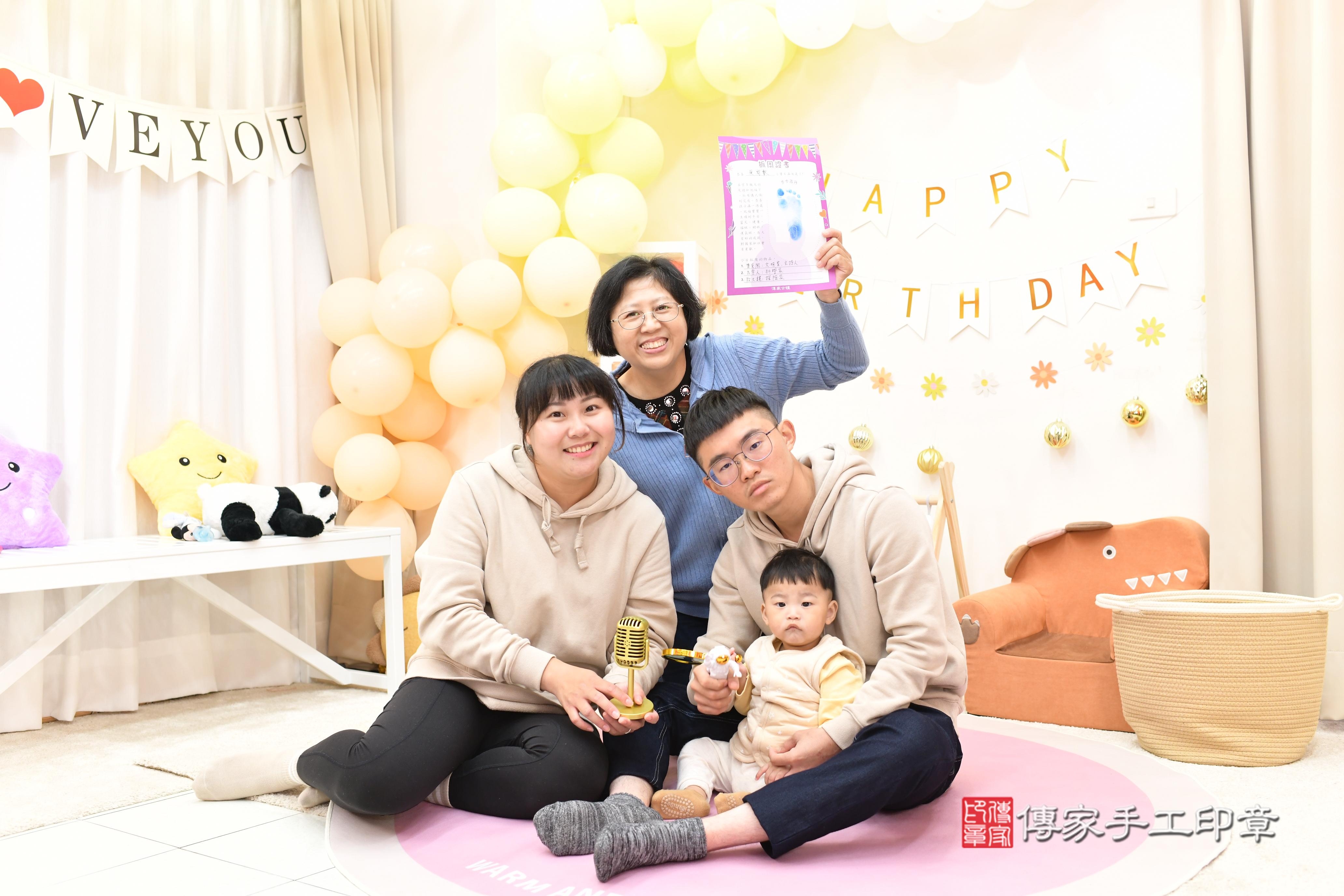 傳家手工印章高雄店、抓周、度脺、中國風會場、傳家嬰兒古禮、吉祥話、抓周道具物品24種、拍照。抓周證書。寶寶抓周、滿周歲、生日快樂、祝福