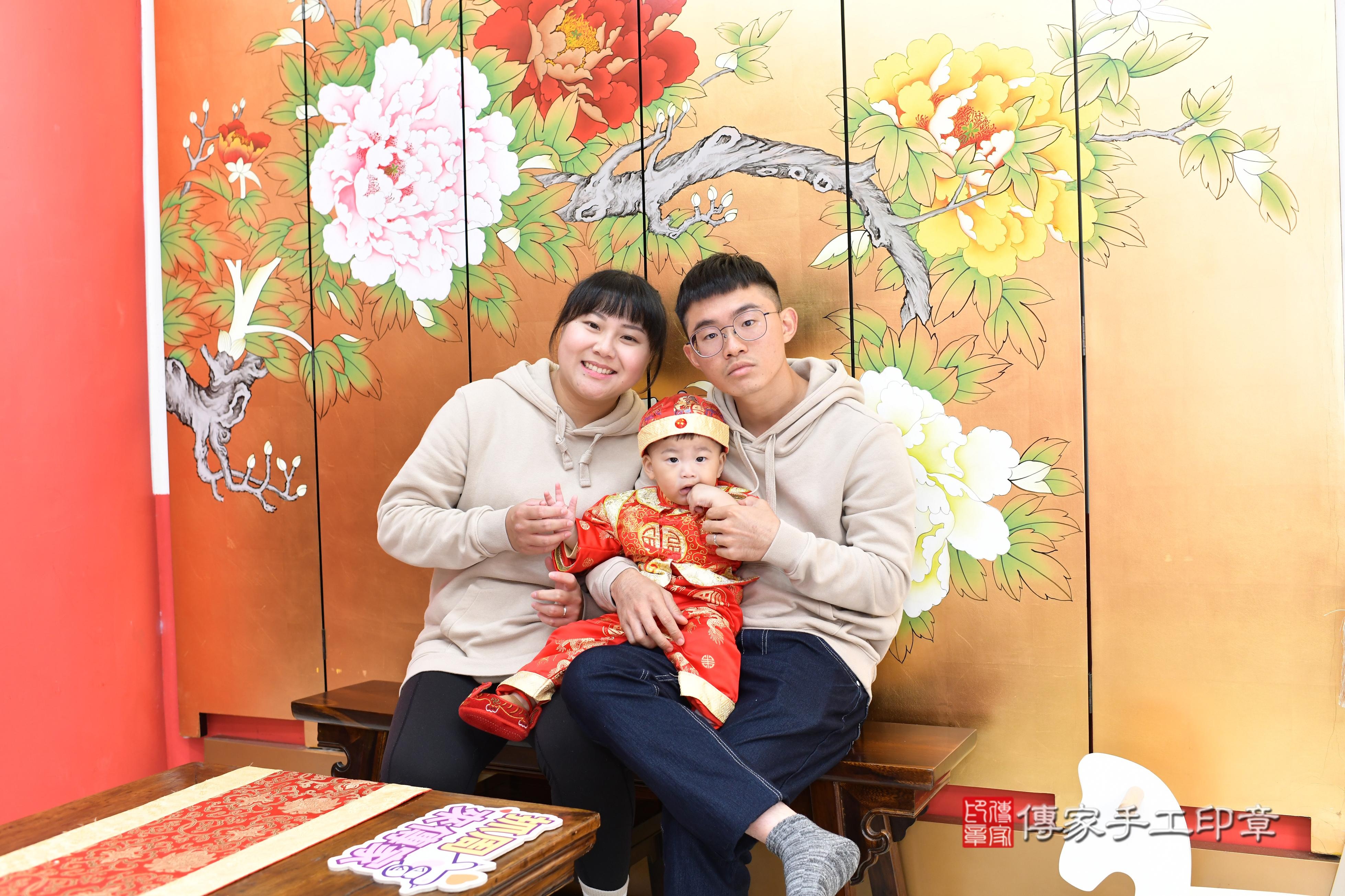 傳家手工印章高雄店、抓周、度脺、中國風會場、傳家嬰兒古禮、吉祥話、抓周道具物品24種、拍照。抓周證書。寶寶抓周、滿周歲、生日快樂、祝福