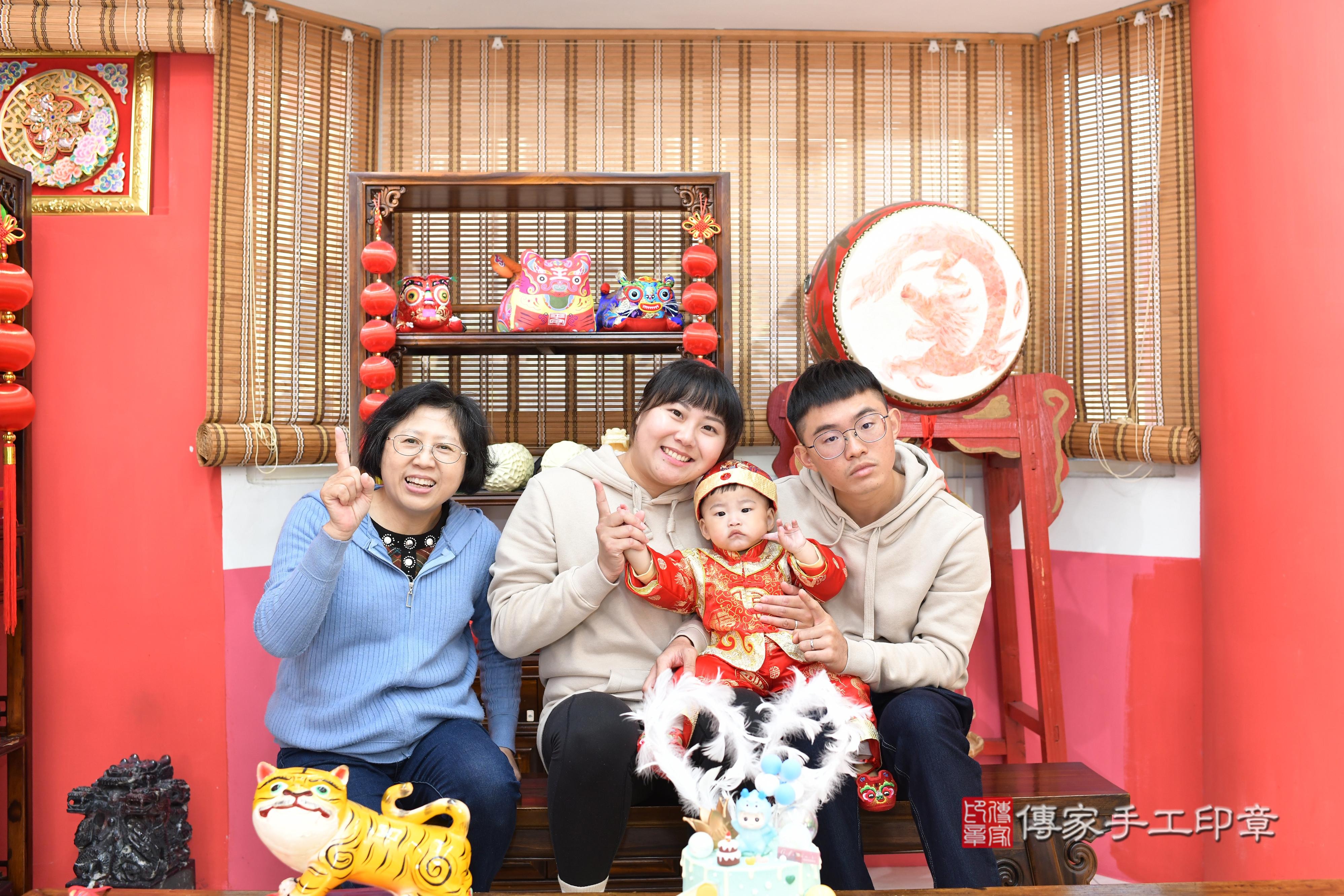 傳家手工印章高雄店、抓周、度脺、中國風會場、傳家嬰兒古禮、吉祥話、抓周道具物品24種、拍照。抓周證書。寶寶抓周、滿周歲、生日快樂、祝福