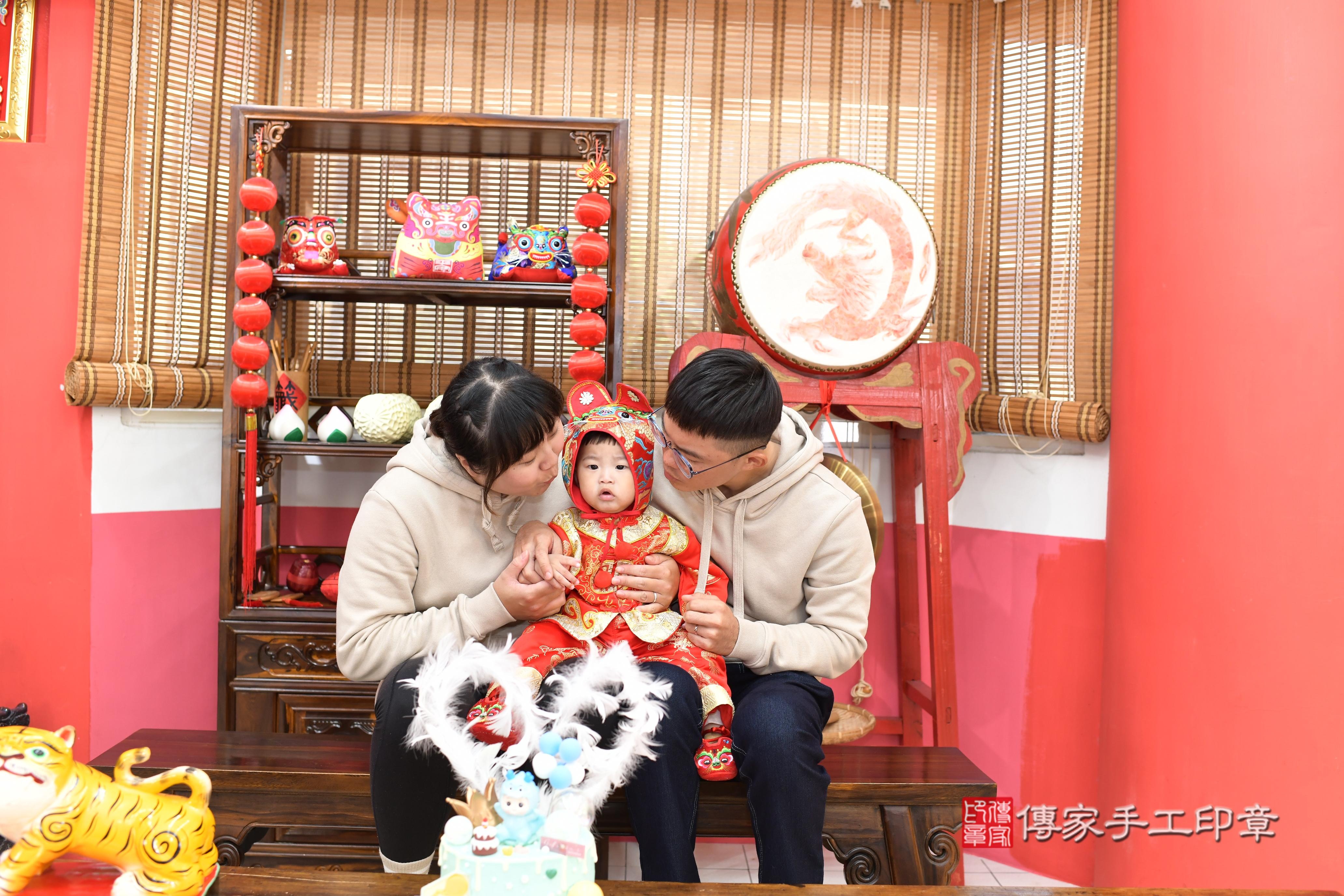 傳家手工印章高雄店、抓周、度脺、中國風會場、傳家嬰兒古禮、吉祥話、抓周道具物品24種、拍照。抓周證書。寶寶抓周、滿周歲、生日快樂、祝福