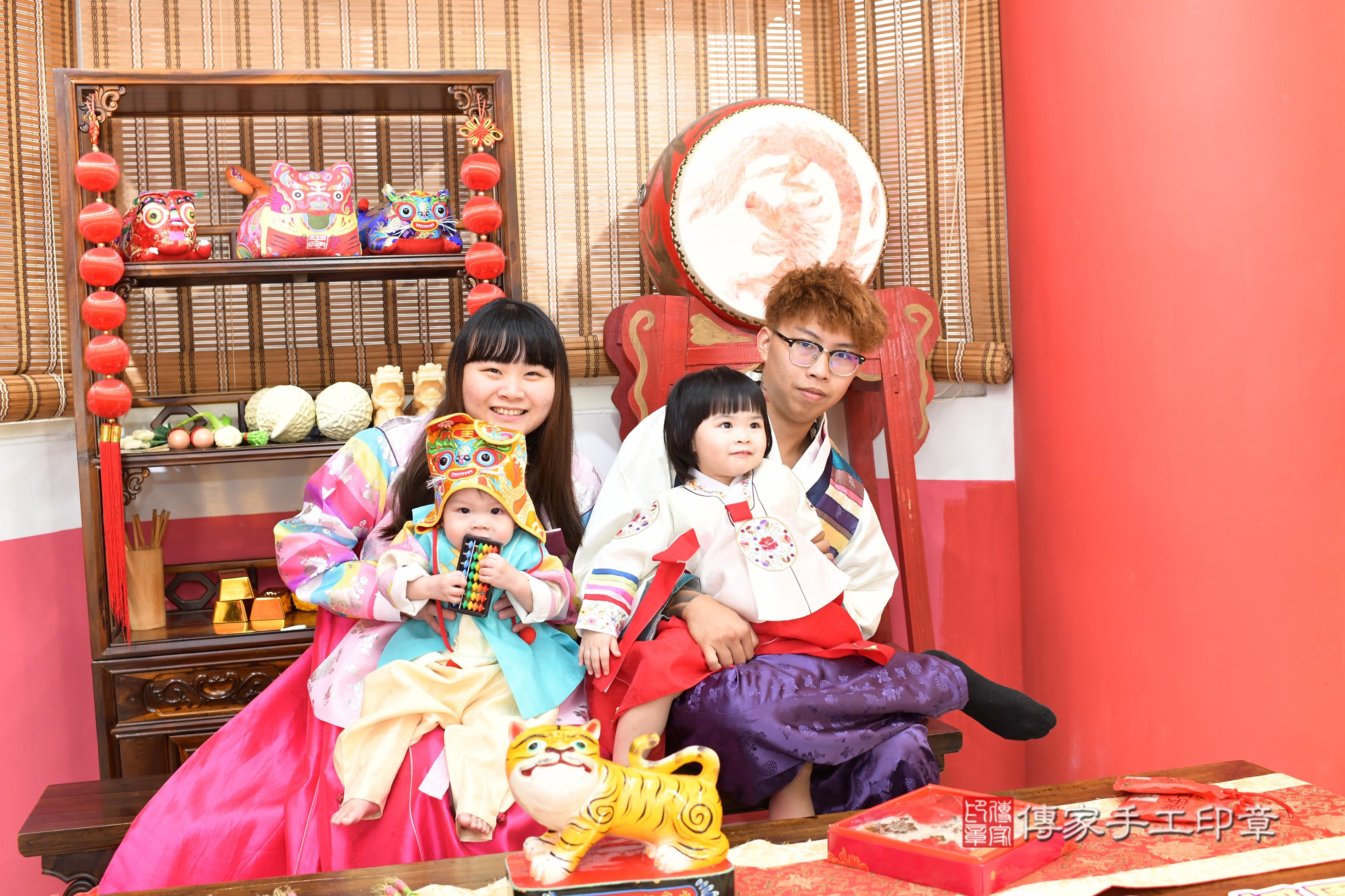 傳家手工印章高雄店、抓周、度脺、中國風會場、傳家嬰兒古禮、吉祥話、抓周道具物品24種、拍照。抓周證書。寶寶抓周、滿周歲、生日快樂、祝福