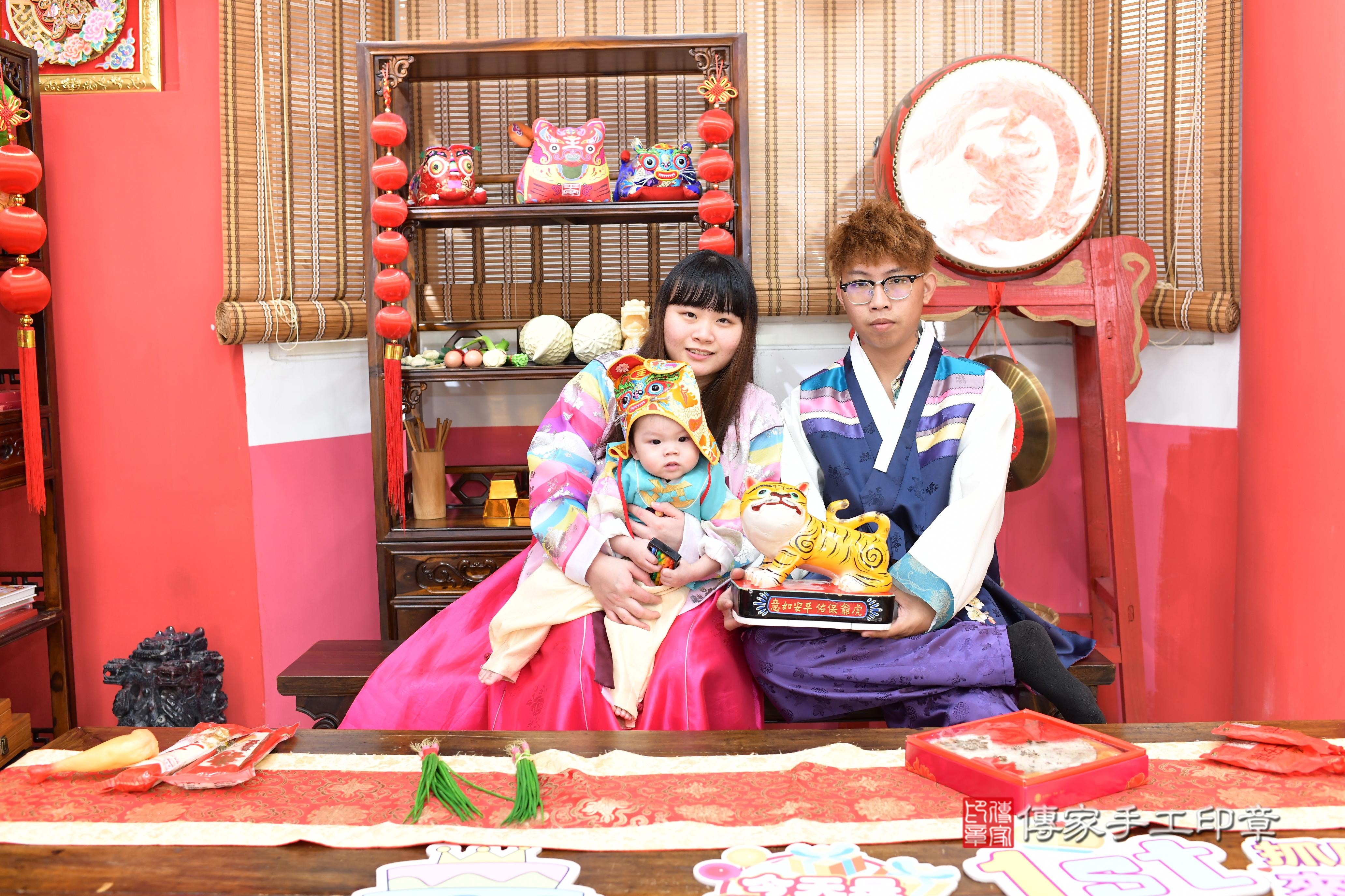 傳家手工印章高雄店、抓周、度脺、中國風會場、傳家嬰兒古禮、吉祥話、抓周道具物品24種、拍照。抓周證書。寶寶抓周、滿周歲、生日快樂、祝福
