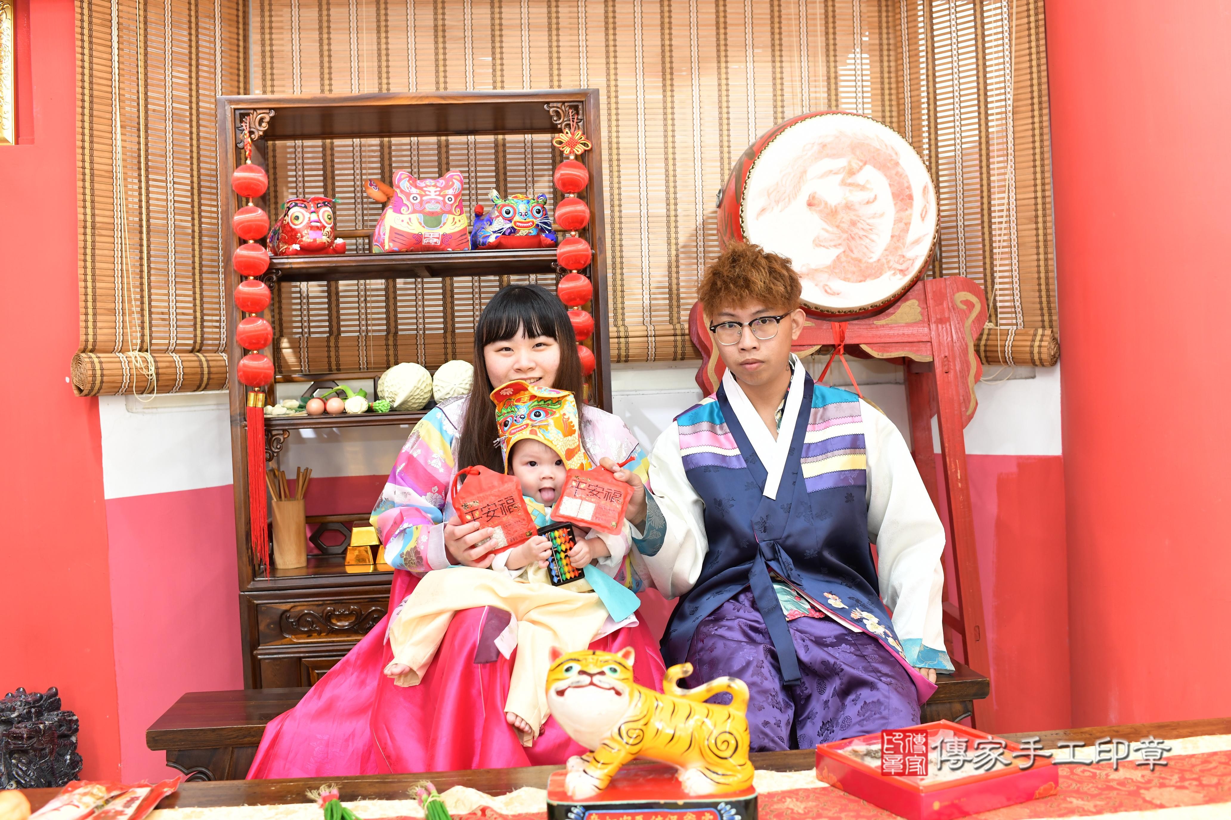 傳家手工印章高雄店、抓周、度脺、中國風會場、傳家嬰兒古禮、吉祥話、抓周道具物品24種、拍照。抓周證書。寶寶抓周、滿周歲、生日快樂、祝福