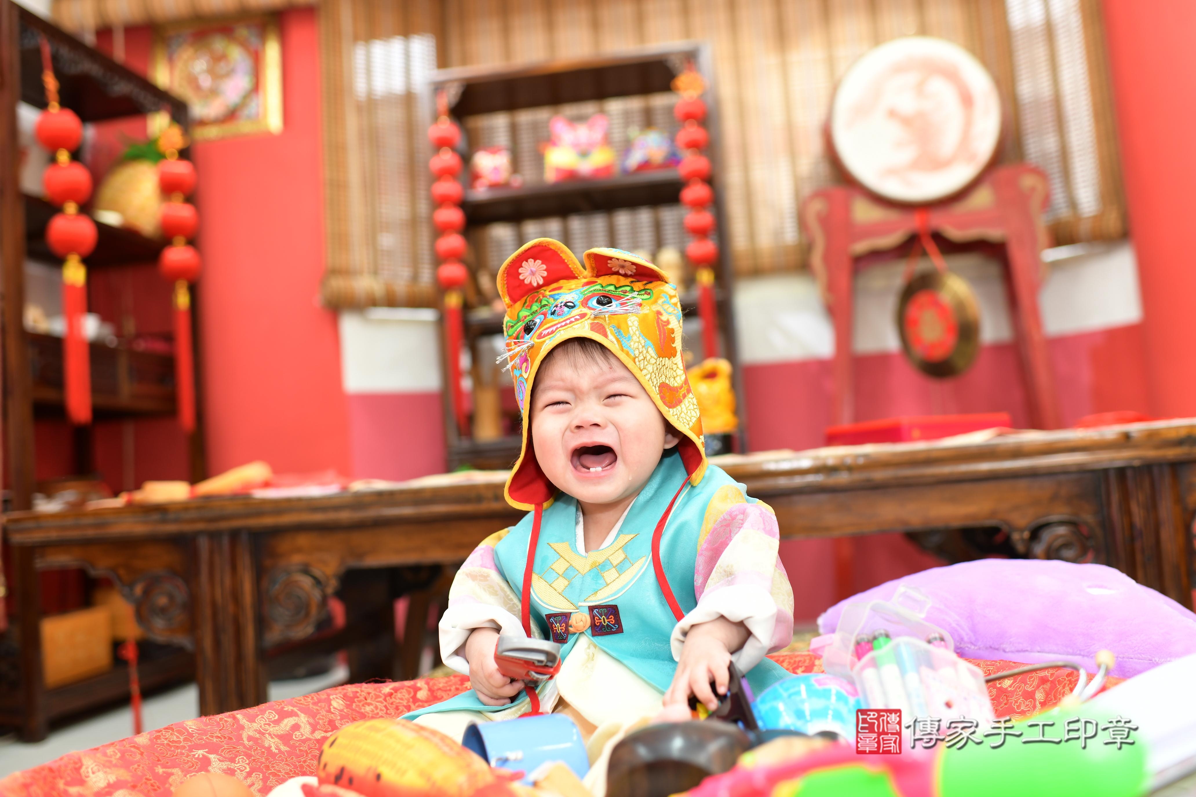 傳家手工印章高雄店、抓周、度脺、中國風會場、傳家嬰兒古禮、吉祥話、抓周道具物品24種、拍照。抓周證書。寶寶抓周、滿周歲、生日快樂、祝福