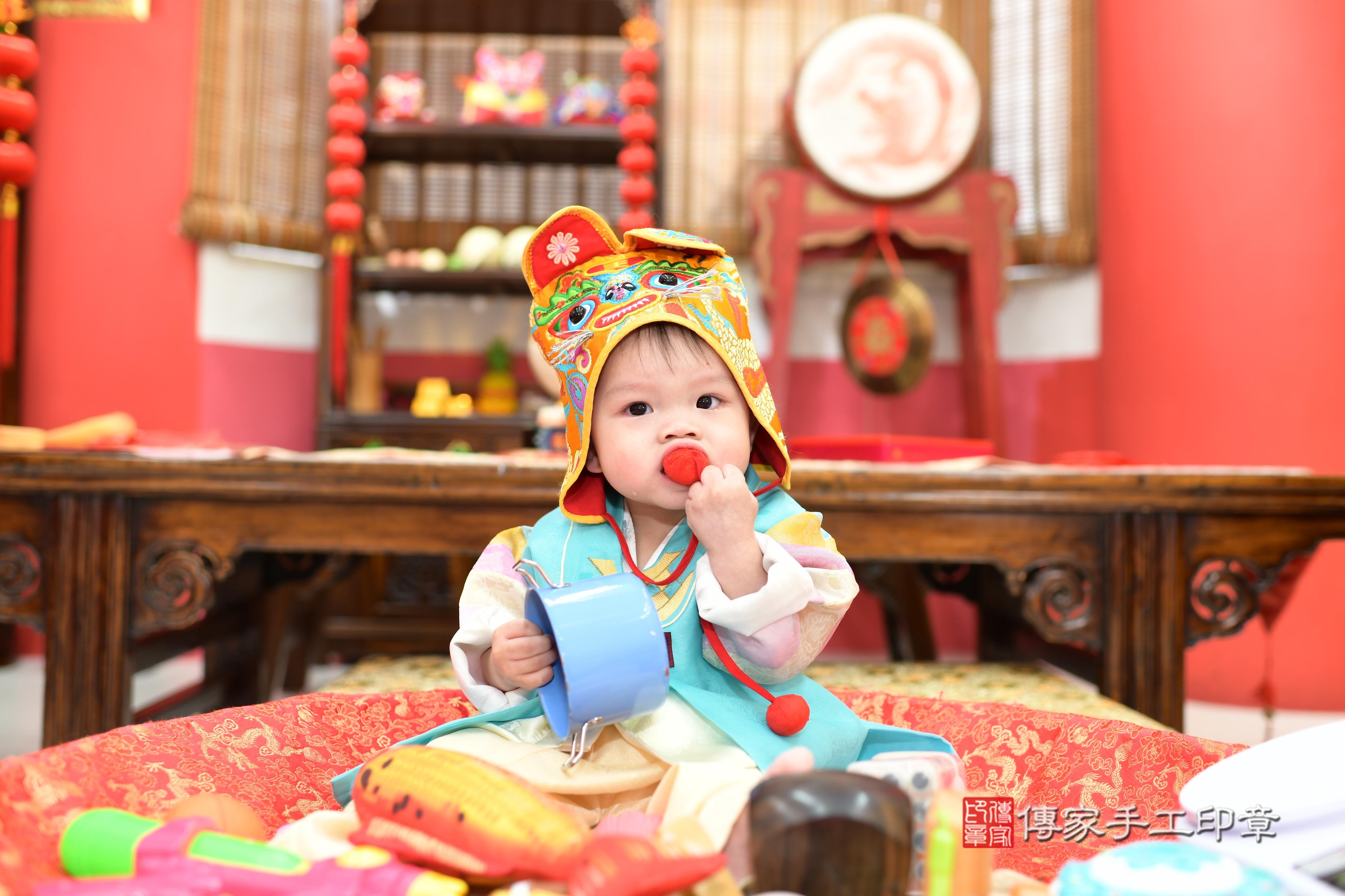 傳家手工印章高雄店、抓周、度脺、中國風會場、傳家嬰兒古禮、吉祥話、抓周道具物品24種、拍照。抓周證書。寶寶抓周、滿周歲、生日快樂、祝福
