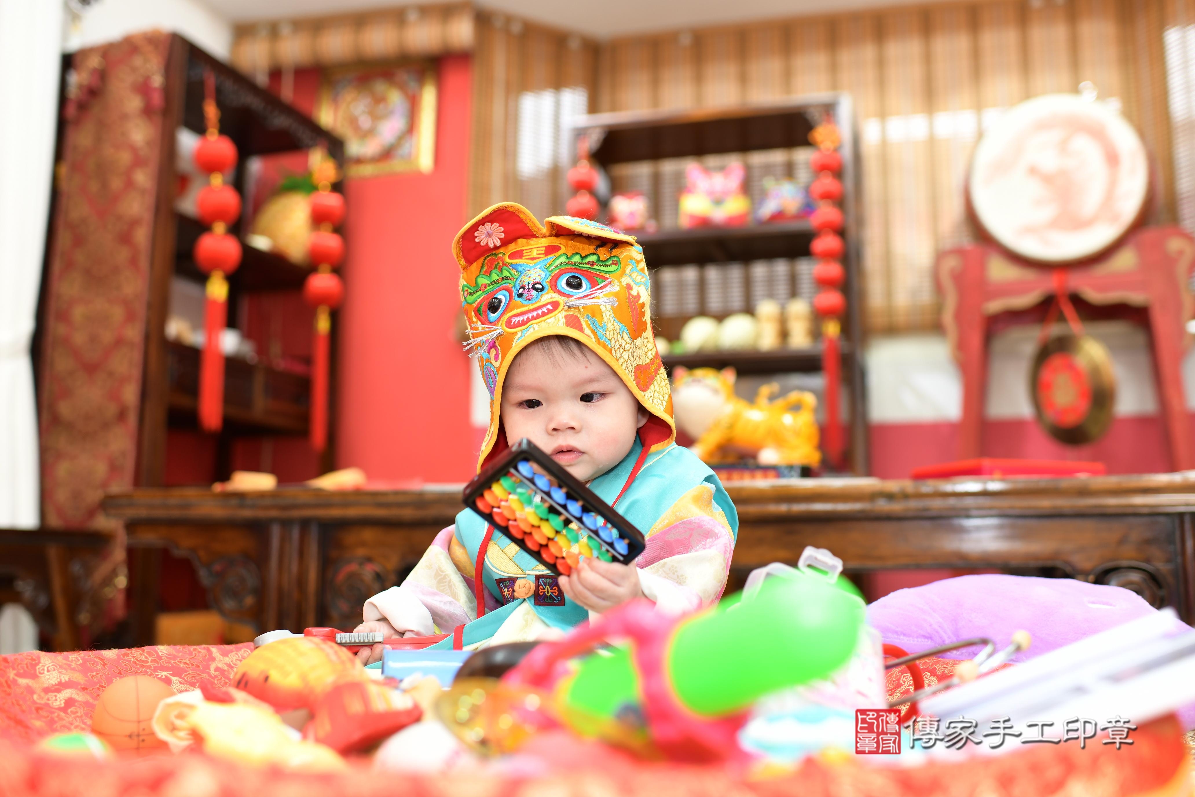 傳家手工印章高雄店、抓周、度脺、中國風會場、傳家嬰兒古禮、吉祥話、抓周道具物品24種、拍照。抓周證書。寶寶抓周、滿周歲、生日快樂、祝福