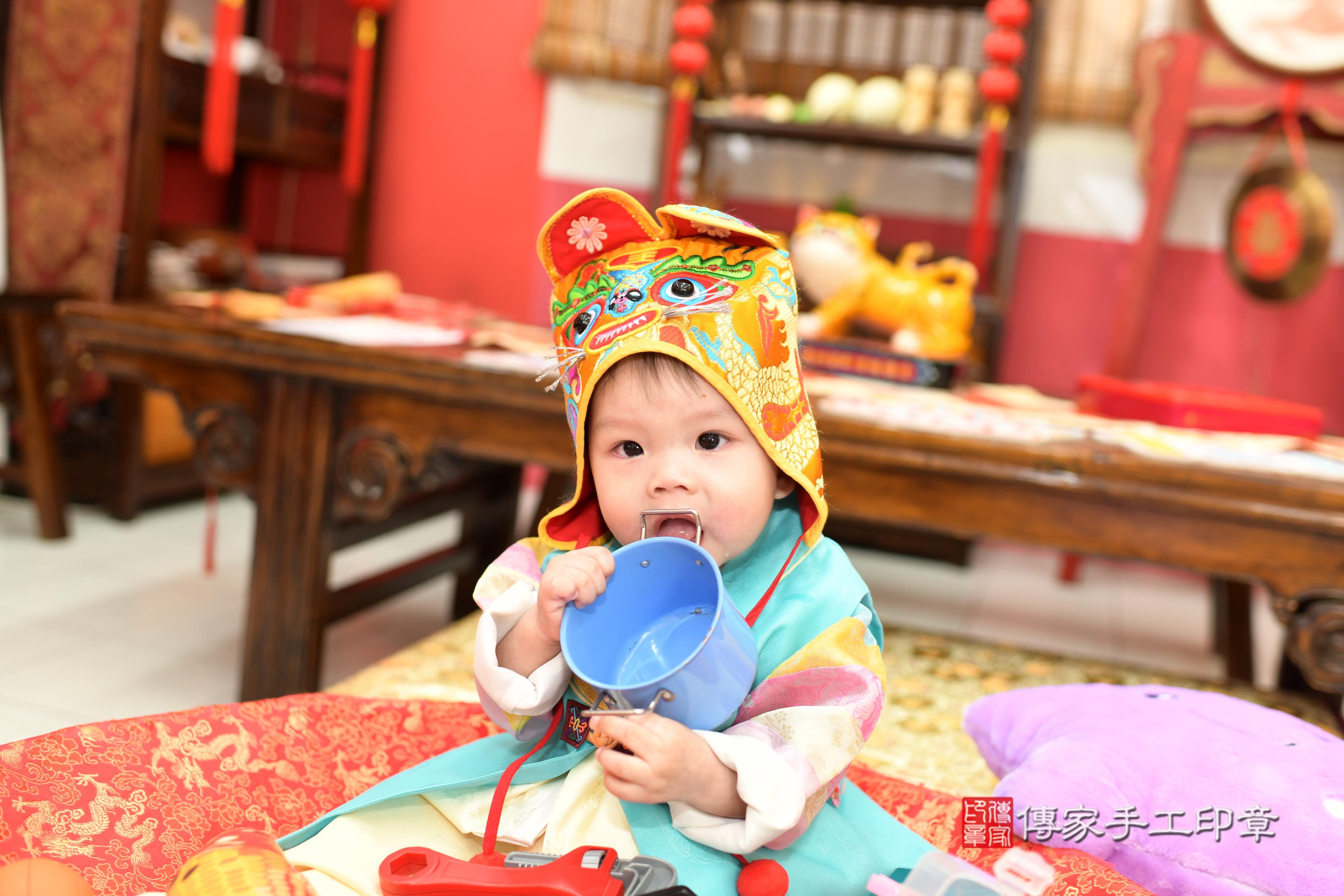 傳家手工印章高雄店、抓周、度脺、中國風會場、傳家嬰兒古禮、吉祥話、抓周道具物品24種、拍照。抓周證書。寶寶抓周、滿周歲、生日快樂、祝福
