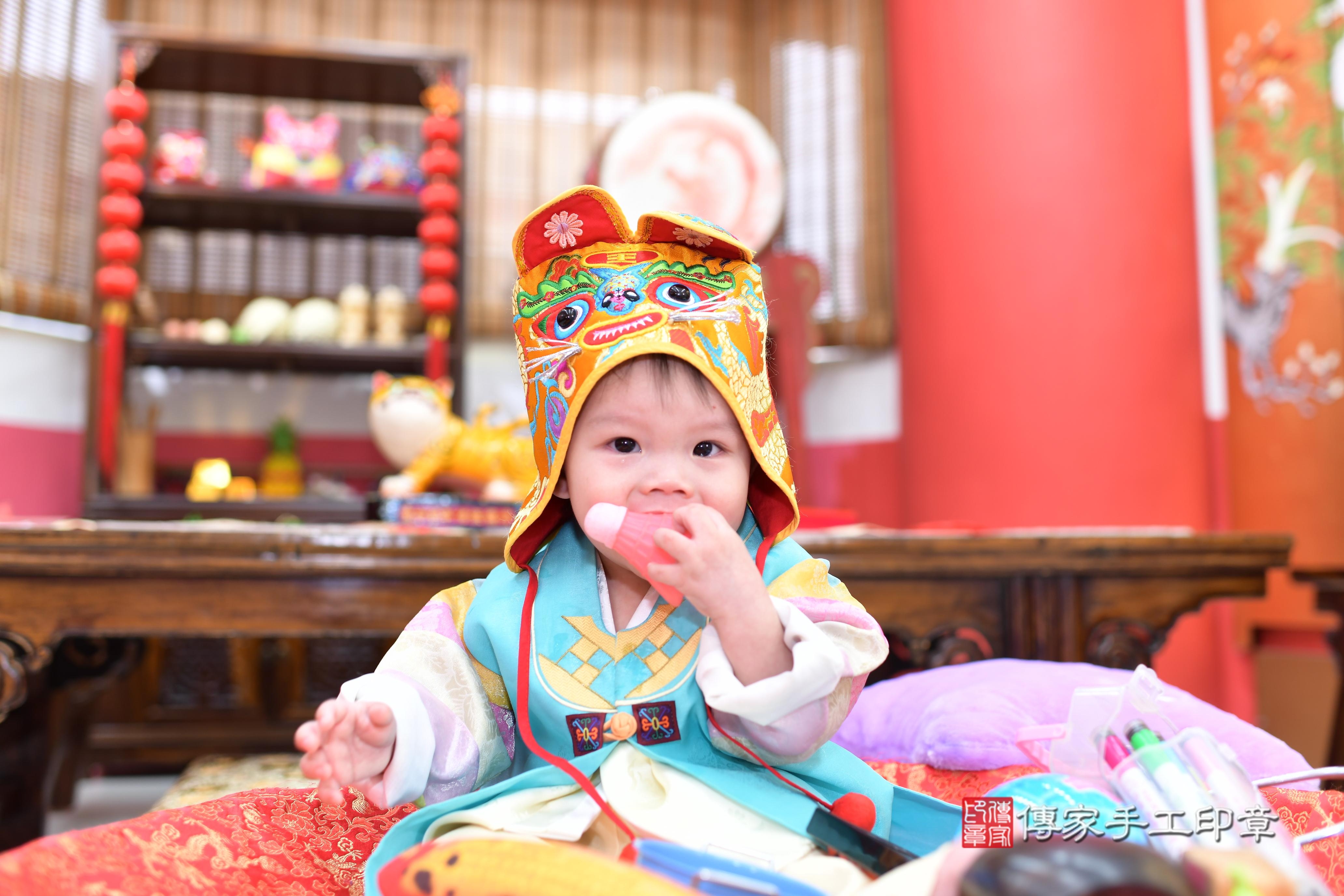 傳家手工印章高雄店、抓周、度脺、中國風會場、傳家嬰兒古禮、吉祥話、抓周道具物品24種、拍照。抓周證書。寶寶抓周、滿周歲、生日快樂、祝福