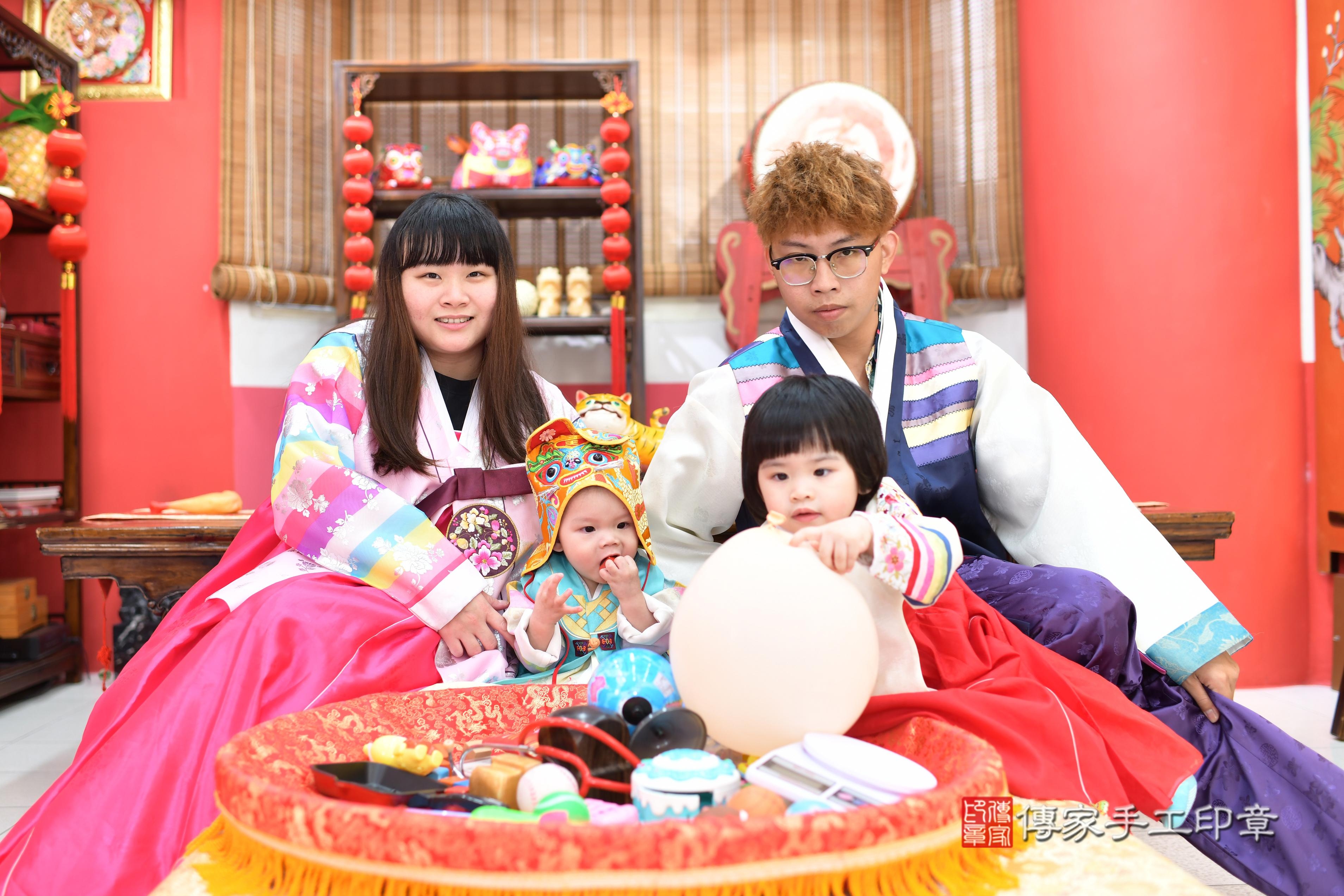 傳家手工印章高雄店、抓周、度脺、中國風會場、傳家嬰兒古禮、吉祥話、抓周道具物品24種、拍照。抓周證書。寶寶抓周、滿周歲、生日快樂、祝福