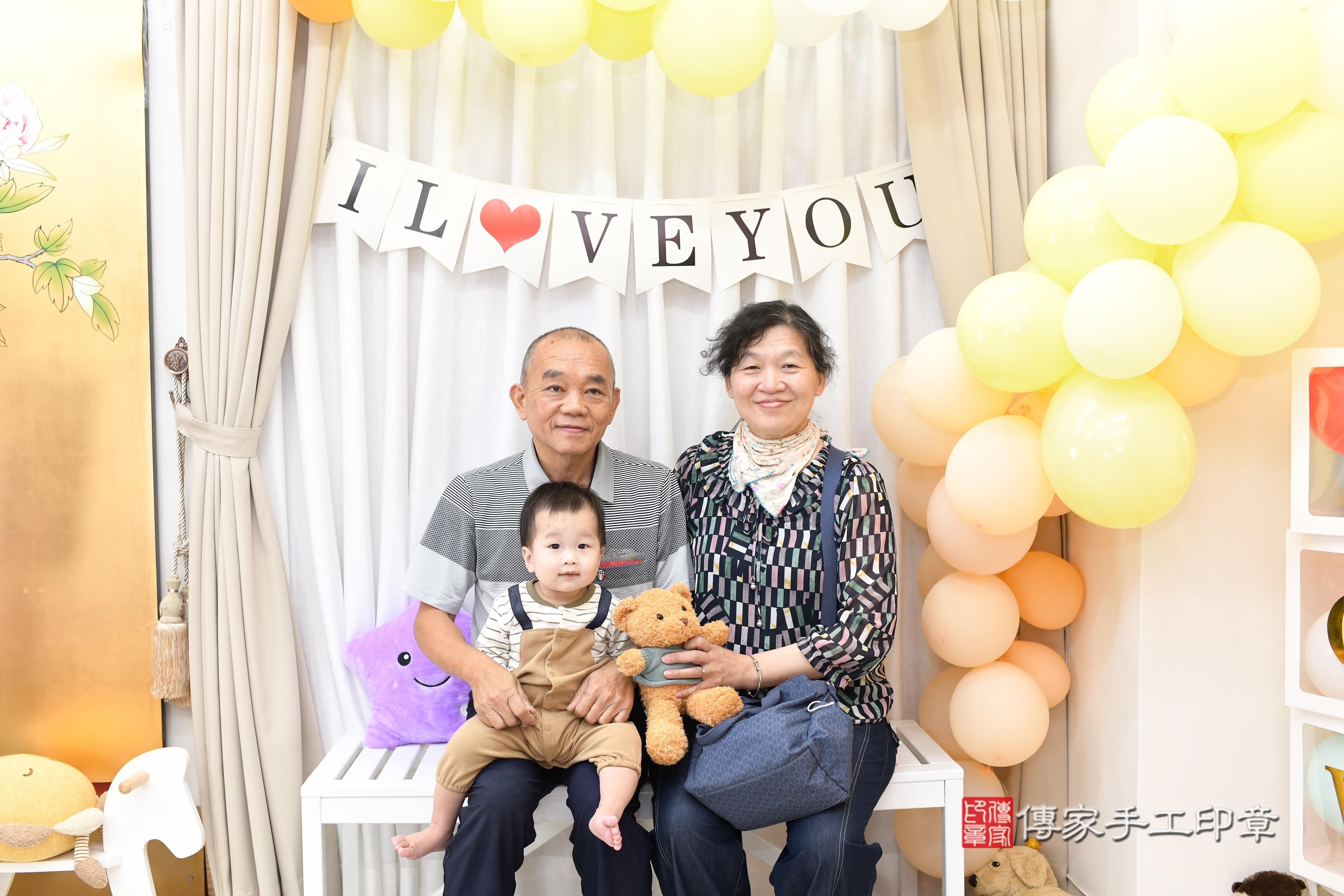 傳家手工印章高雄店、抓周、度脺、中國風會場、傳家嬰兒古禮、吉祥話、抓周道具物品24種、拍照。抓周證書。寶寶抓周、滿周歲、生日快樂、祝福