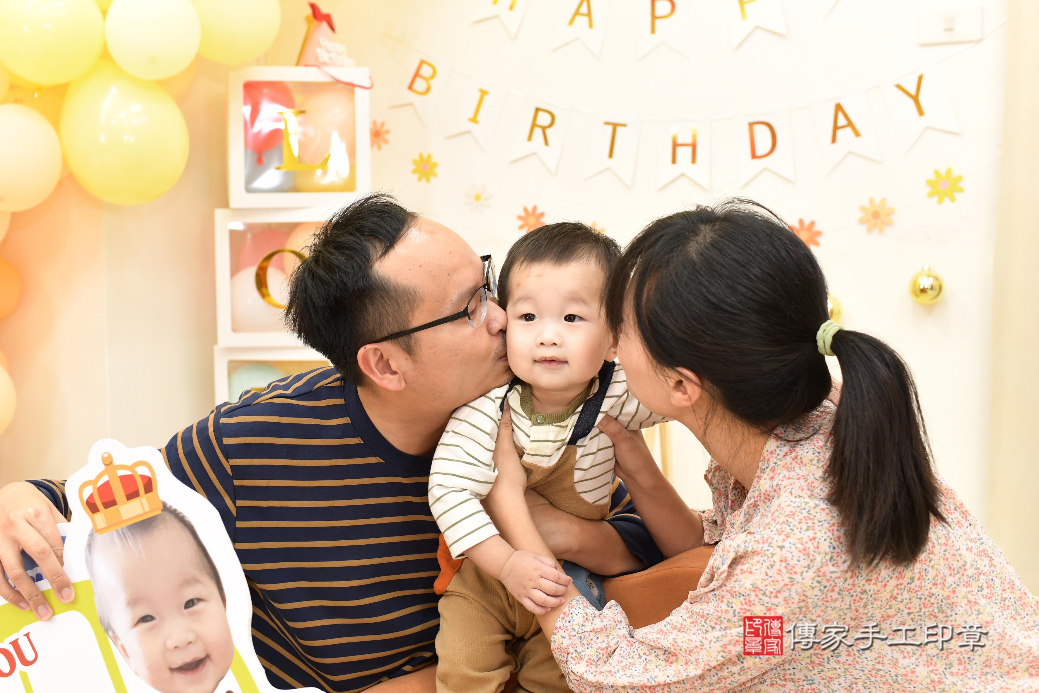 傳家手工印章高雄店、抓周、度脺、中國風會場、傳家嬰兒古禮、吉祥話、抓周道具物品24種、拍照。抓周證書。寶寶抓周、滿周歲、生日快樂、祝福