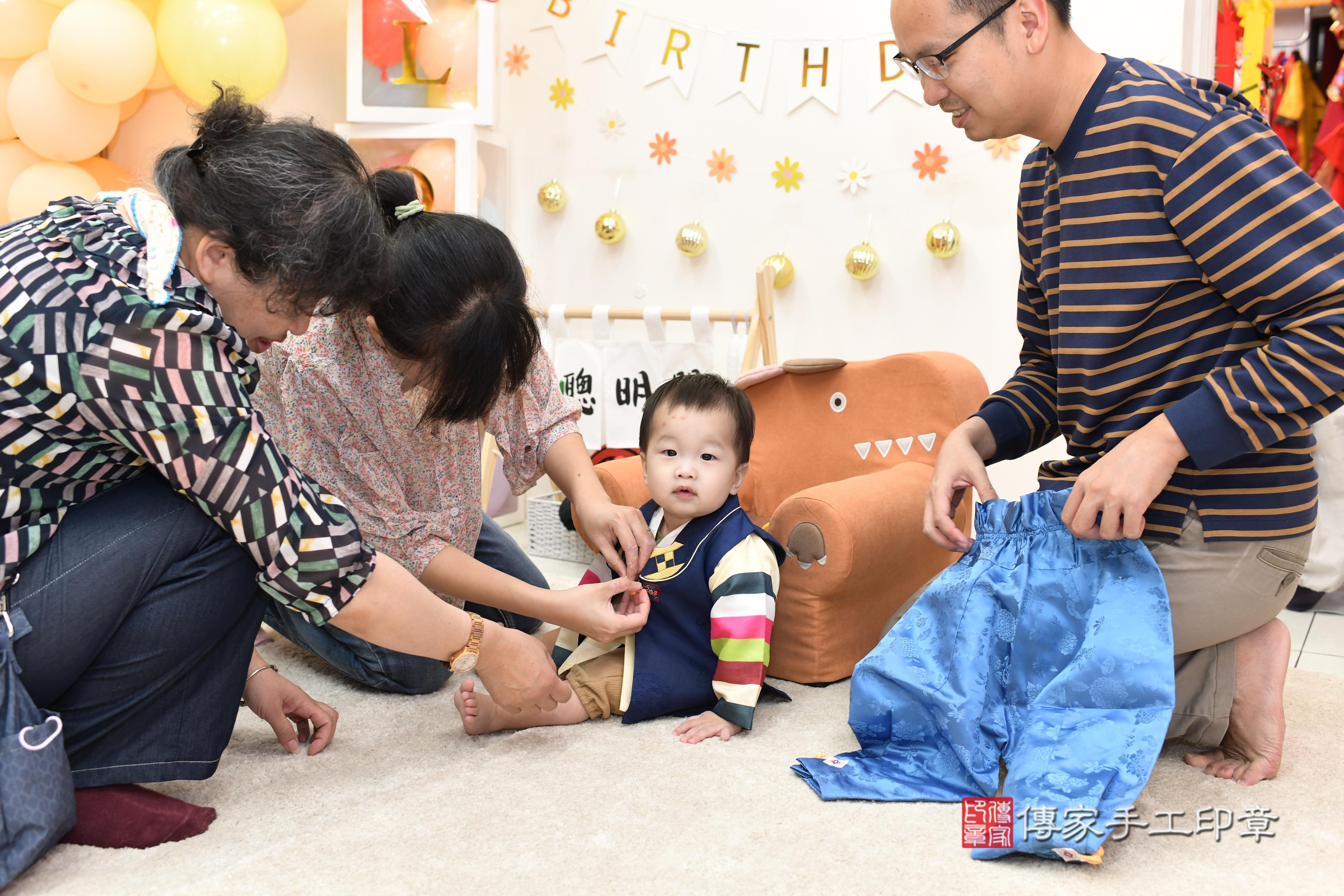 傳家手工印章高雄店、抓周、度脺、中國風會場、傳家嬰兒古禮、吉祥話、抓周道具物品24種、拍照。抓周證書。寶寶抓周、滿周歲、生日快樂、祝福