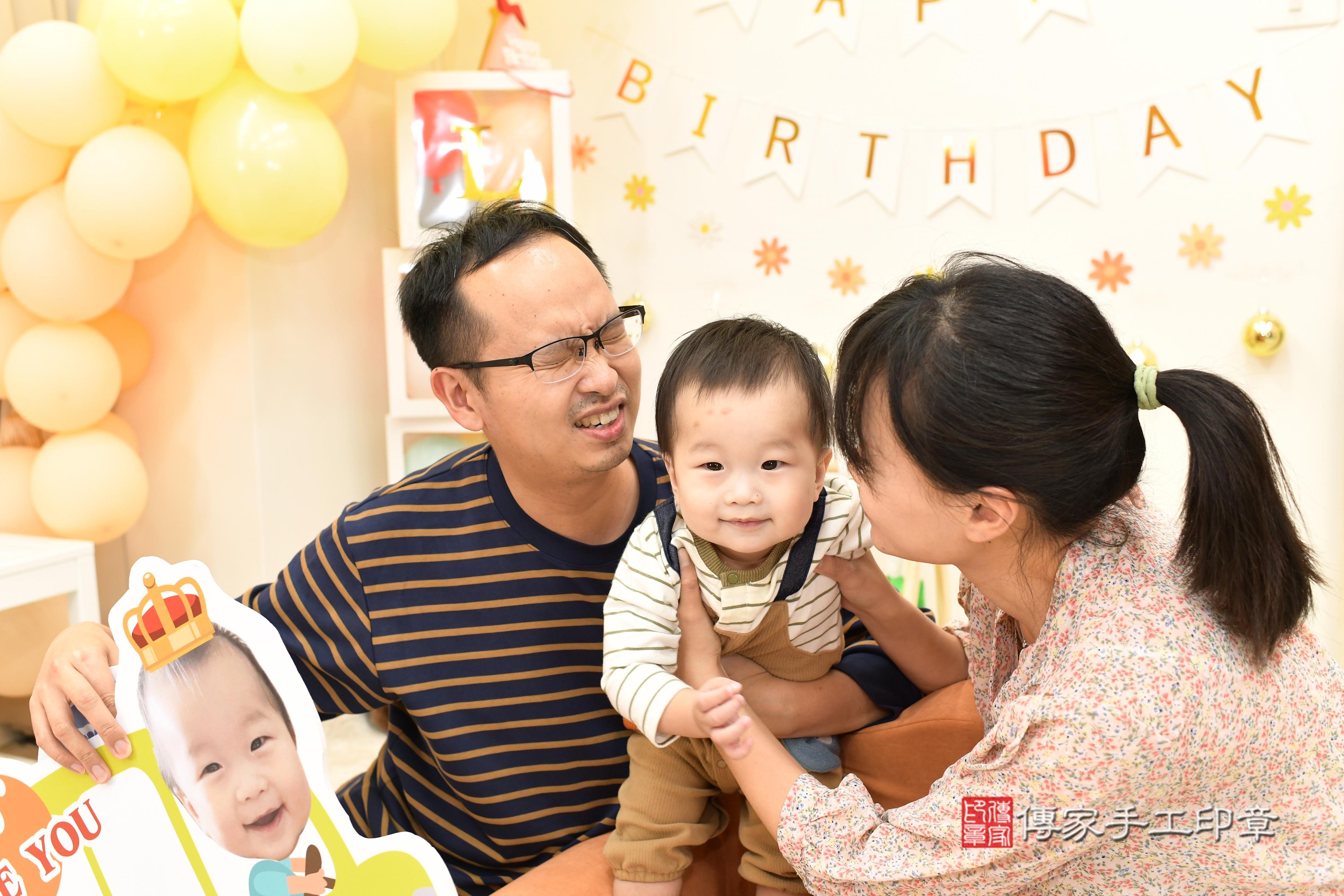 傳家手工印章高雄店、抓周、度脺、中國風會場、傳家嬰兒古禮、吉祥話、抓周道具物品24種、拍照。抓周證書。寶寶抓周、滿周歲、生日快樂、祝福