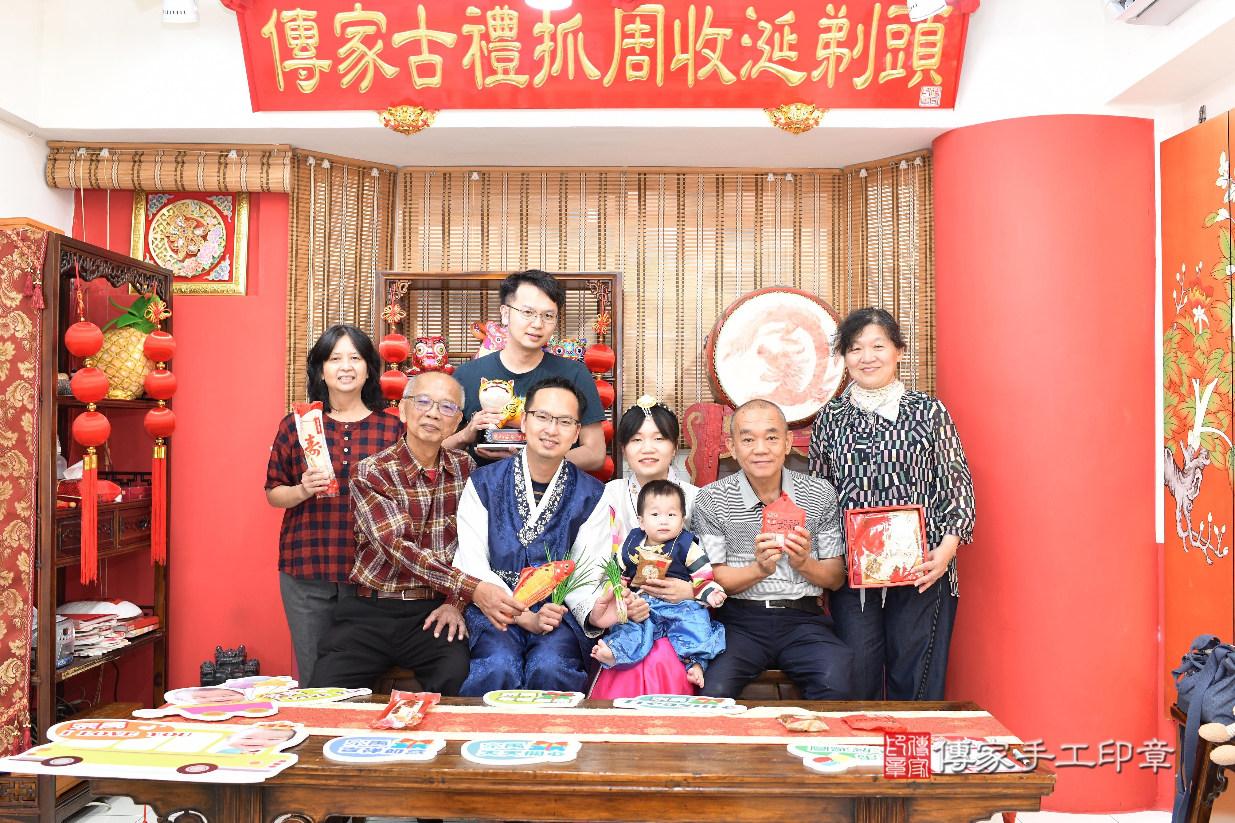 傳家手工印章高雄店、抓周、度脺、中國風會場、傳家嬰兒古禮、吉祥話、抓周道具物品24種、拍照。抓周證書。寶寶抓周、滿周歲、生日快樂、祝福