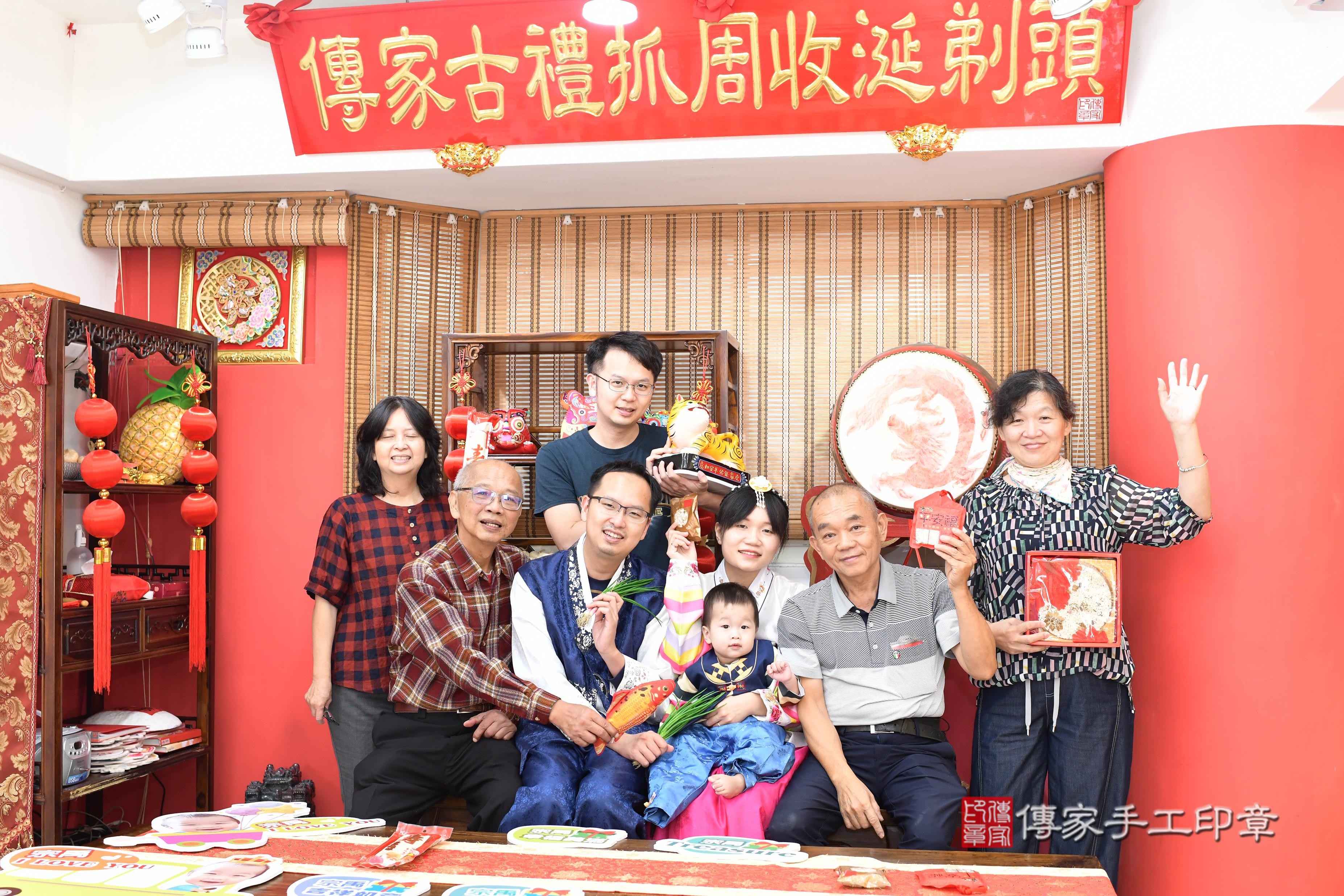 傳家手工印章高雄店、抓周、度脺、中國風會場、傳家嬰兒古禮、吉祥話、抓周道具物品24種、拍照。抓周證書。寶寶抓周、滿周歲、生日快樂、祝福