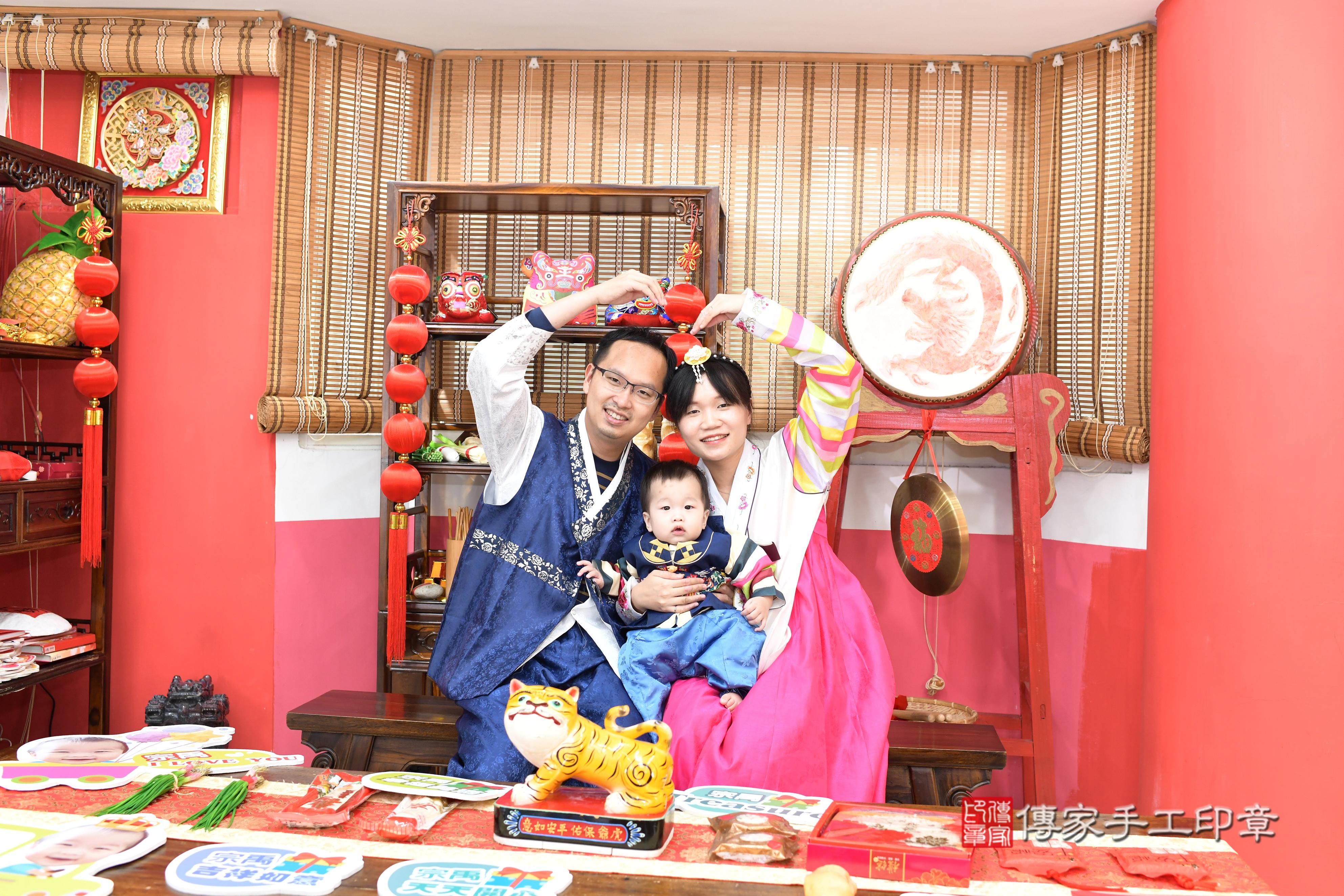 傳家手工印章高雄店、抓周、度脺、中國風會場、傳家嬰兒古禮、吉祥話、抓周道具物品24種、拍照。抓周證書。寶寶抓周、滿周歲、生日快樂、祝福